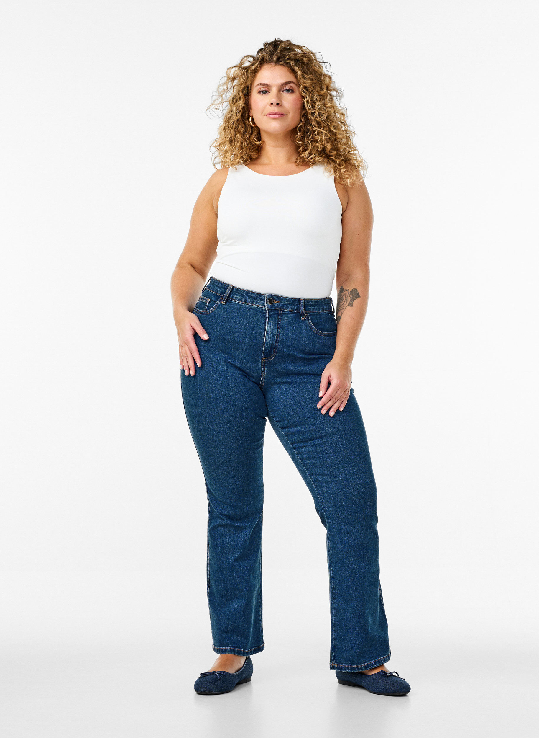 Ellen Bootcut-Jeans mit hoher Taille, Blau, Model