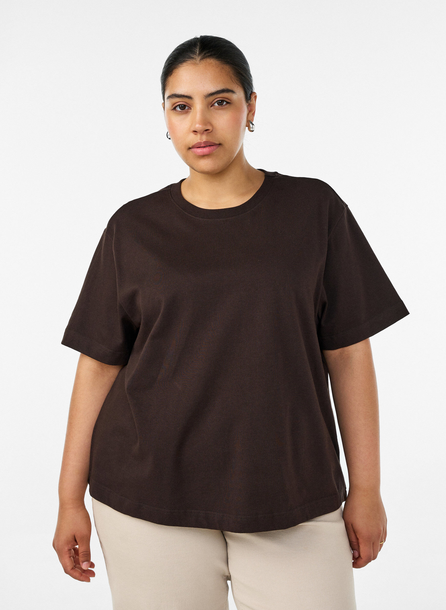 Kastiges T-Shirt aus Baumwolle, Braun, Model