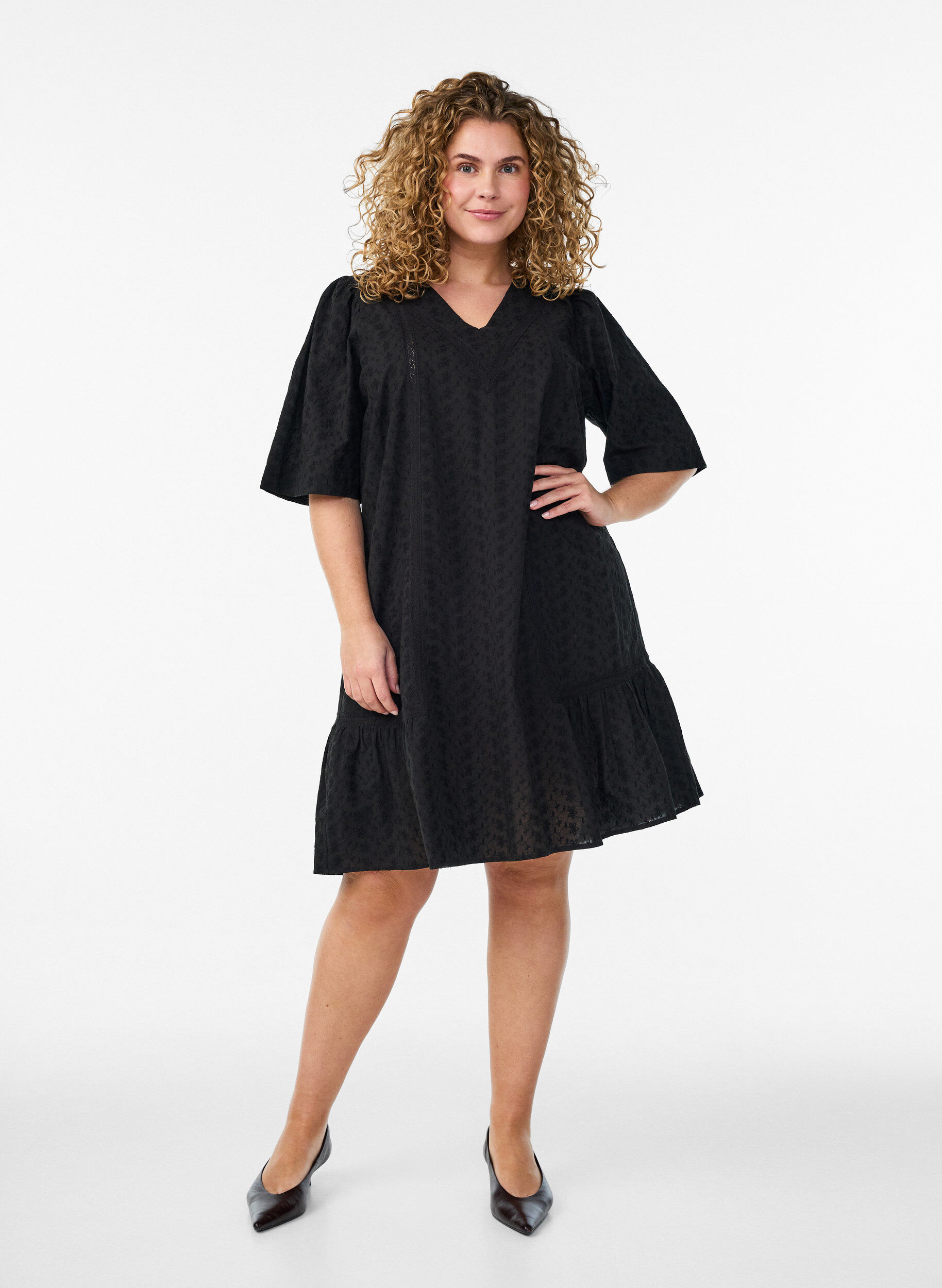 Zizzi Knielanges Kleid aus Baumwolle mit Stickerei und V-Ausschnitt, Schwarz, Model image number 1