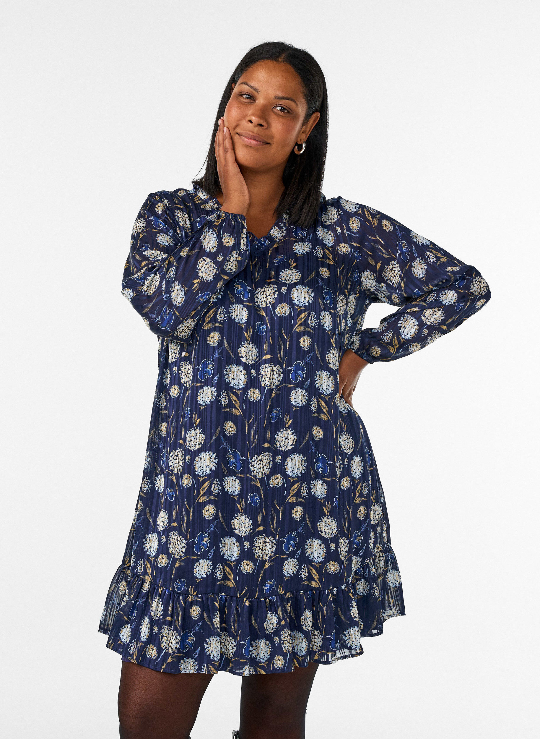 ZizziGemustertes Kleid mit R&uuml;schen und langen &Auml;rmeln, Blau, Model image number 0