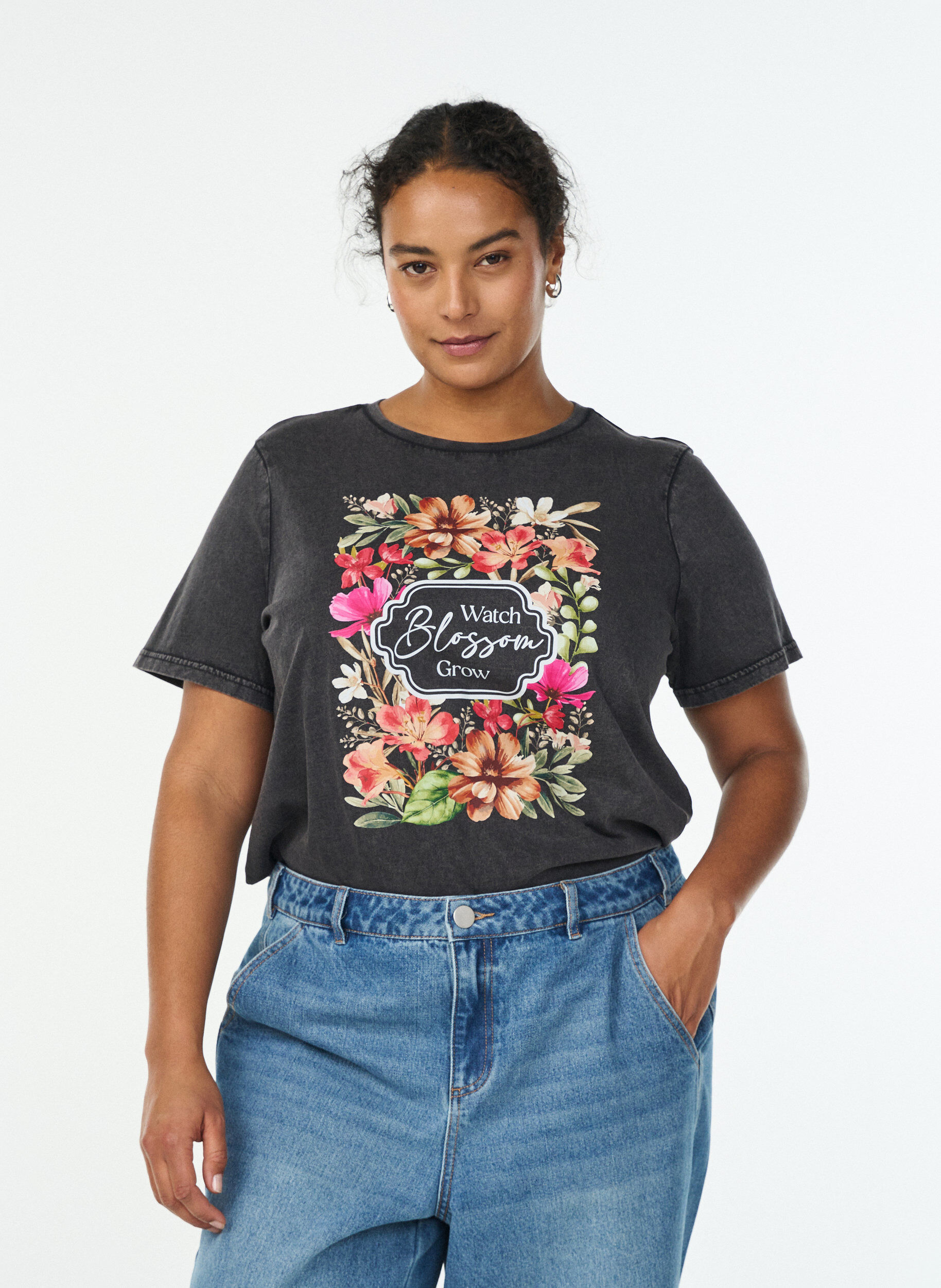 T-Shirt aus Bio-Baumwolle mit Print, Grau, Model