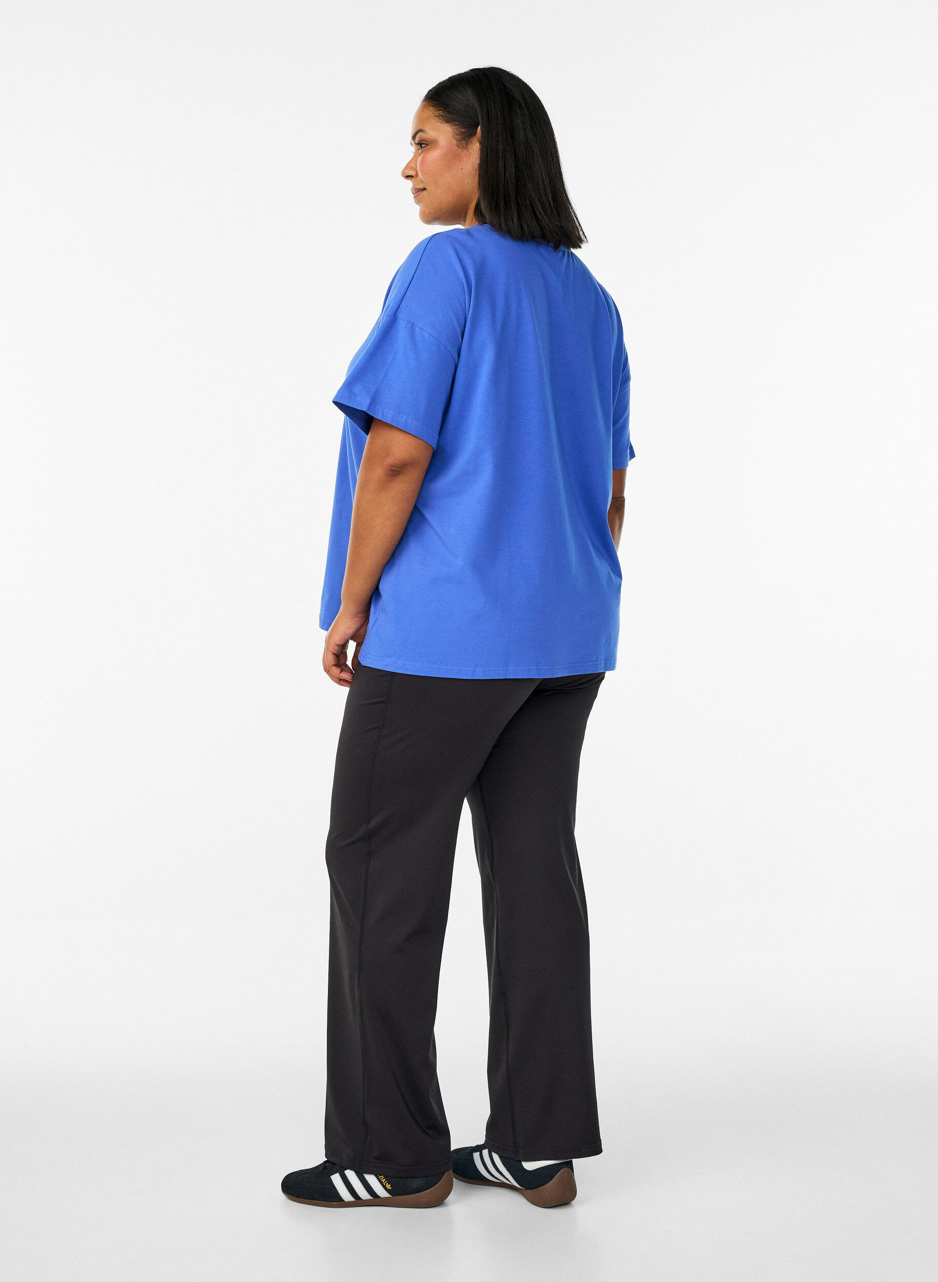 Zizzi Ausgestellte Trainingshose mit hoher Taille, Schwarz, Model image number 2