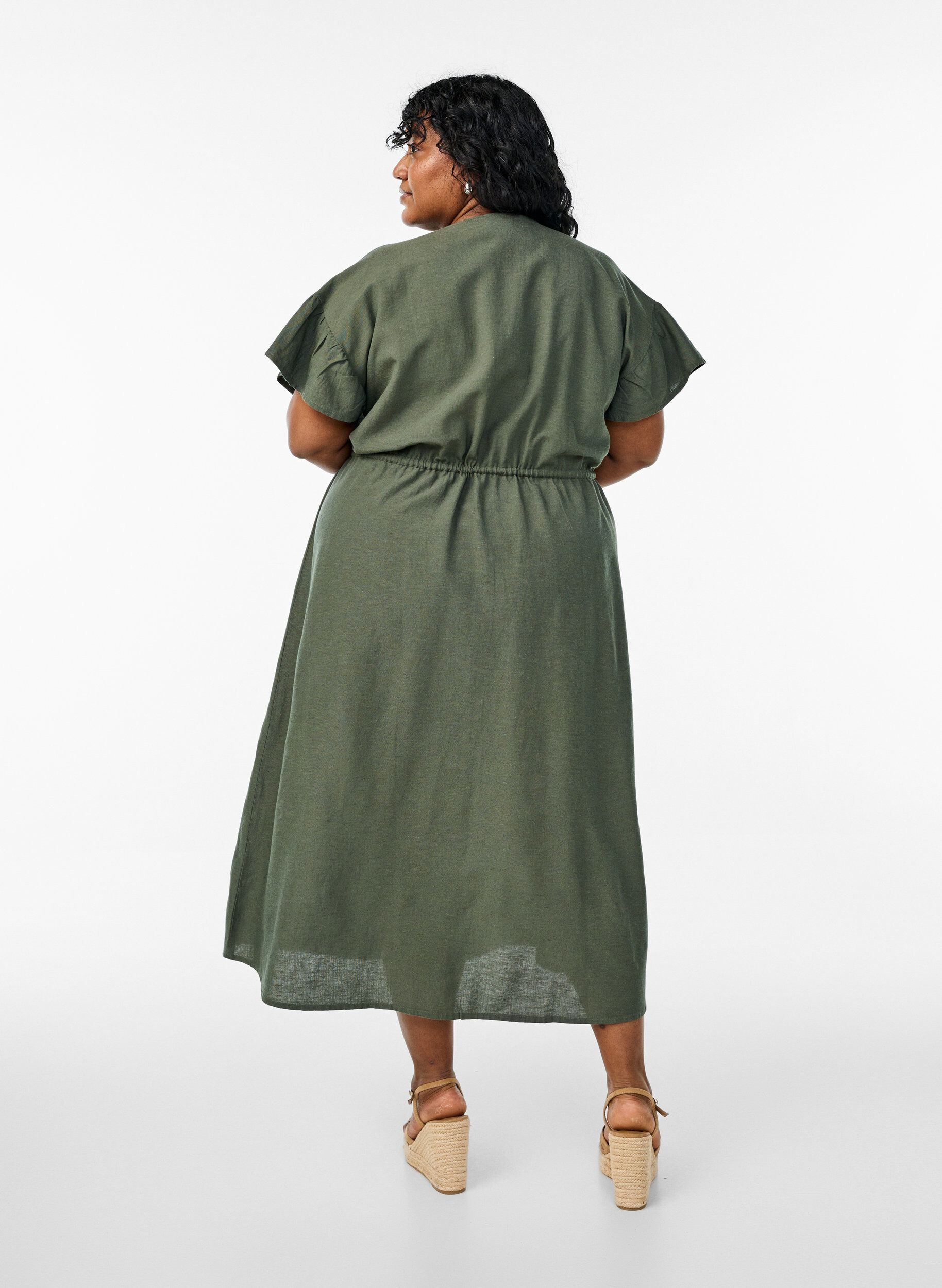 Zizzi Robe maxi &agrave; boutons et &agrave; ceinture &agrave; nouer, Vert, Model image number 2