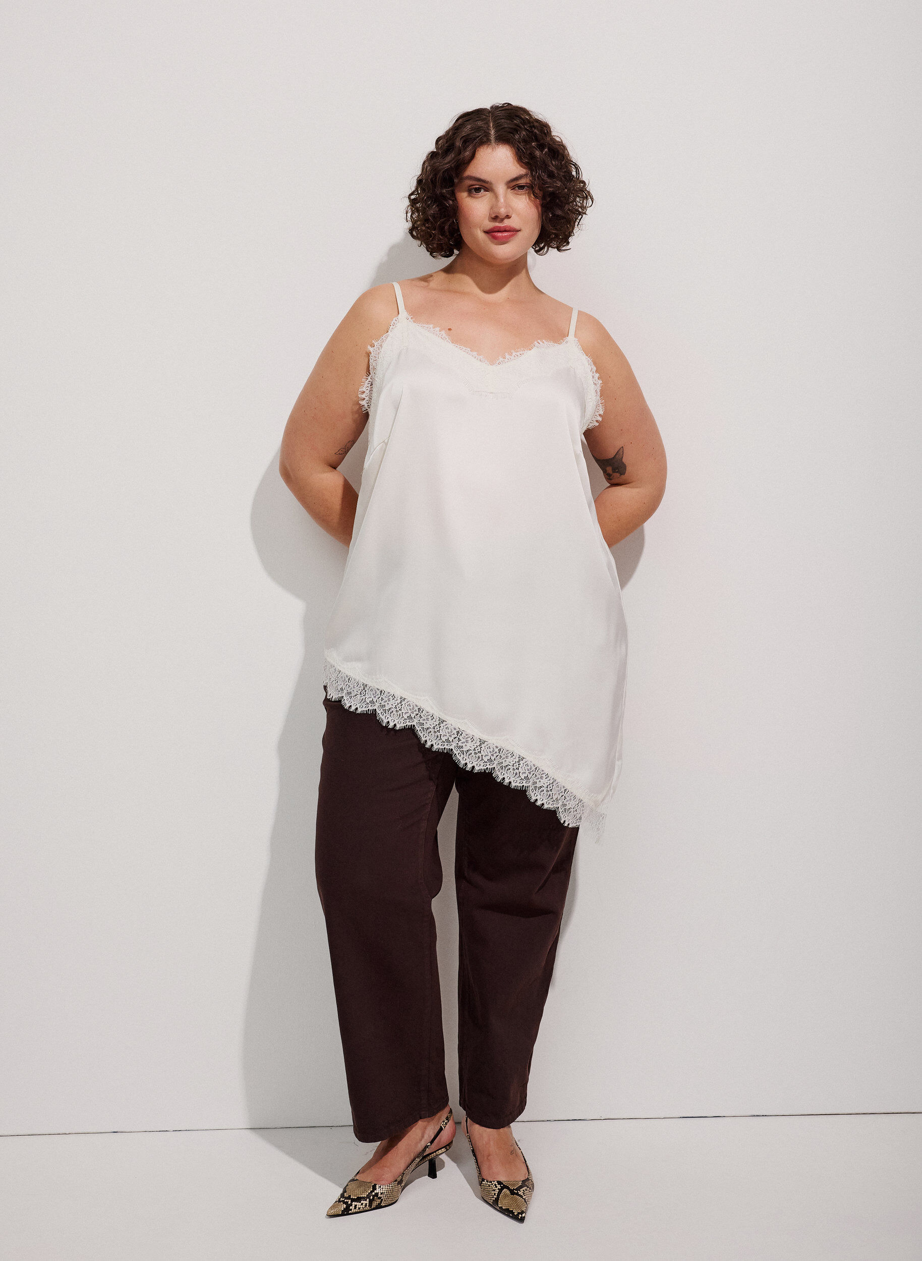 ZizziTr&auml;gertop mit Spitze und asymmetrischem Saum, Vanille, Model image number 1