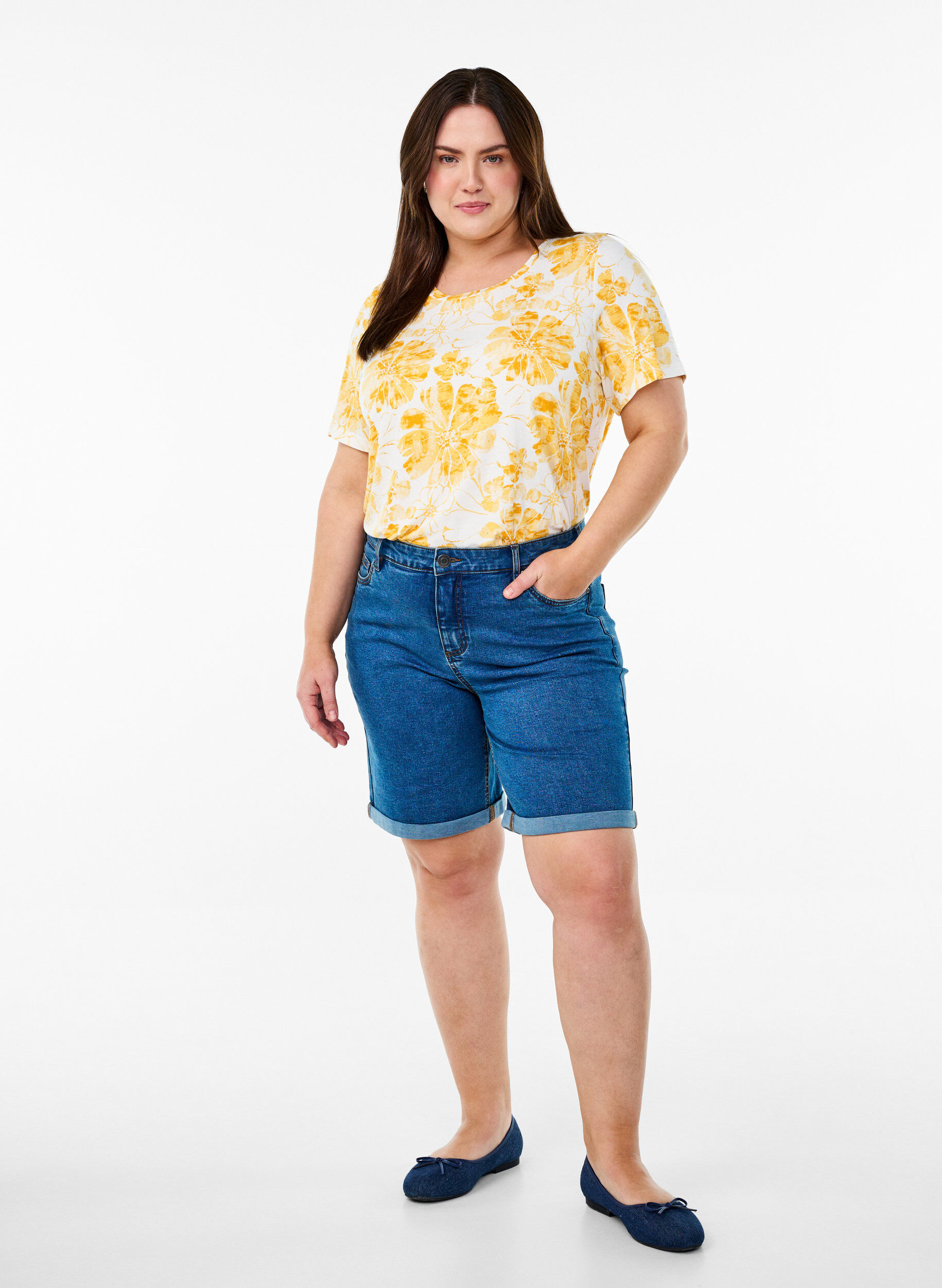 Zizzi Short en jean taille haute et coupe ajust&eacute;e, Bleu, Model image number 1