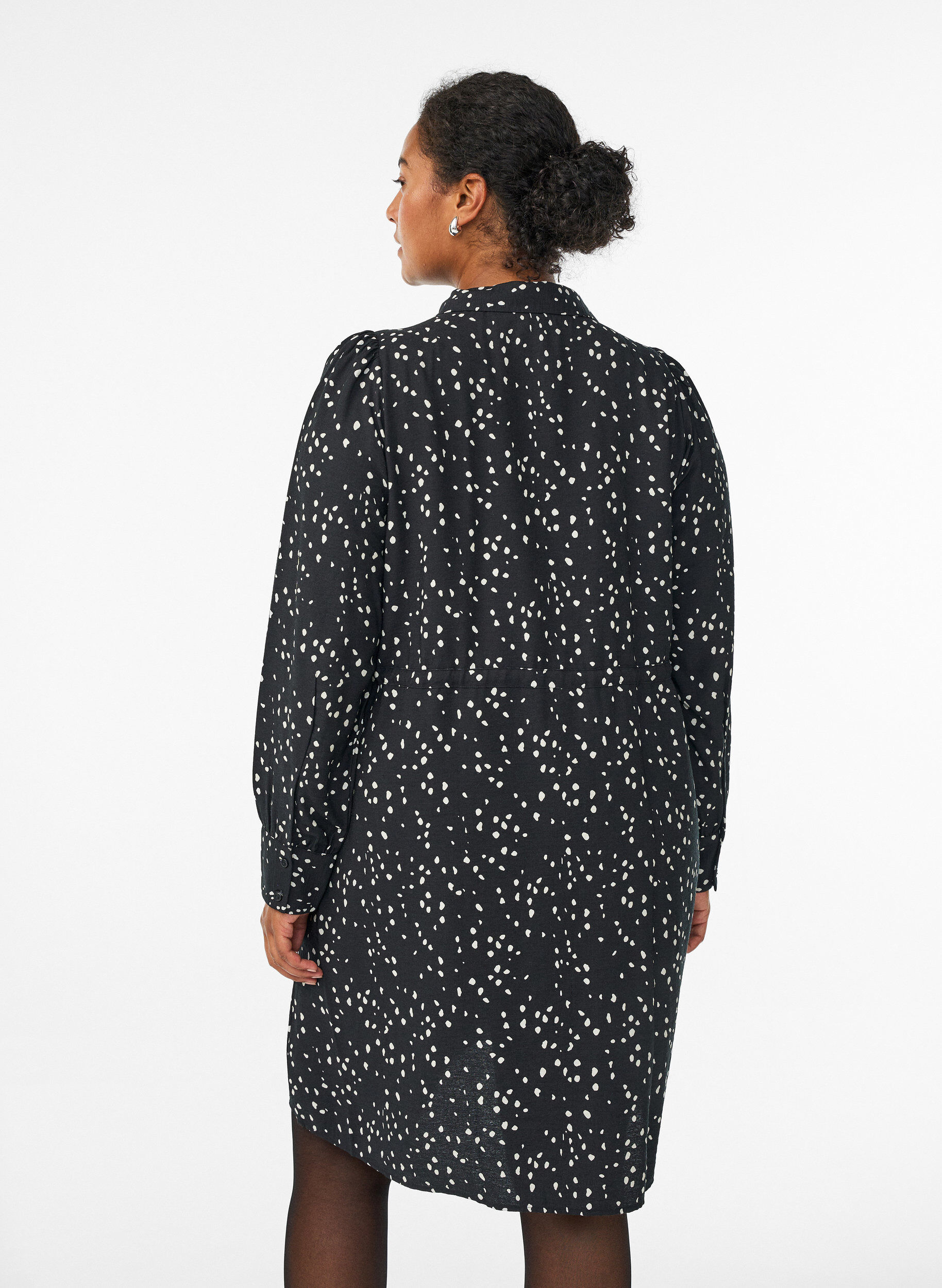 Zizzi Blusenkleid aus bedrucktem Material mit Bindeg&uuml;rtel, Schwarz, Model image number 2