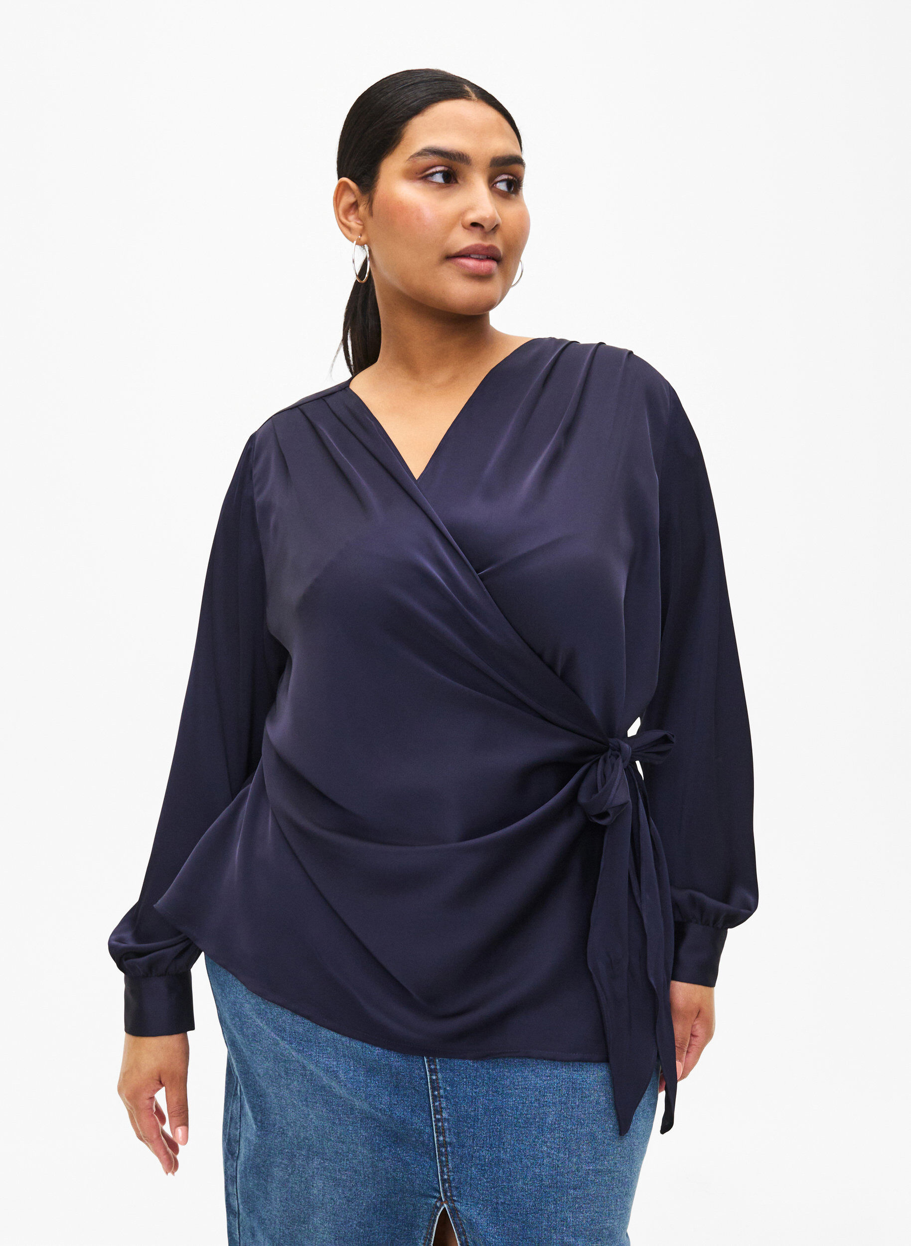 Zizzi  Partybluse aus Satin in Wickeloptik, Night Sky, Model image number 0