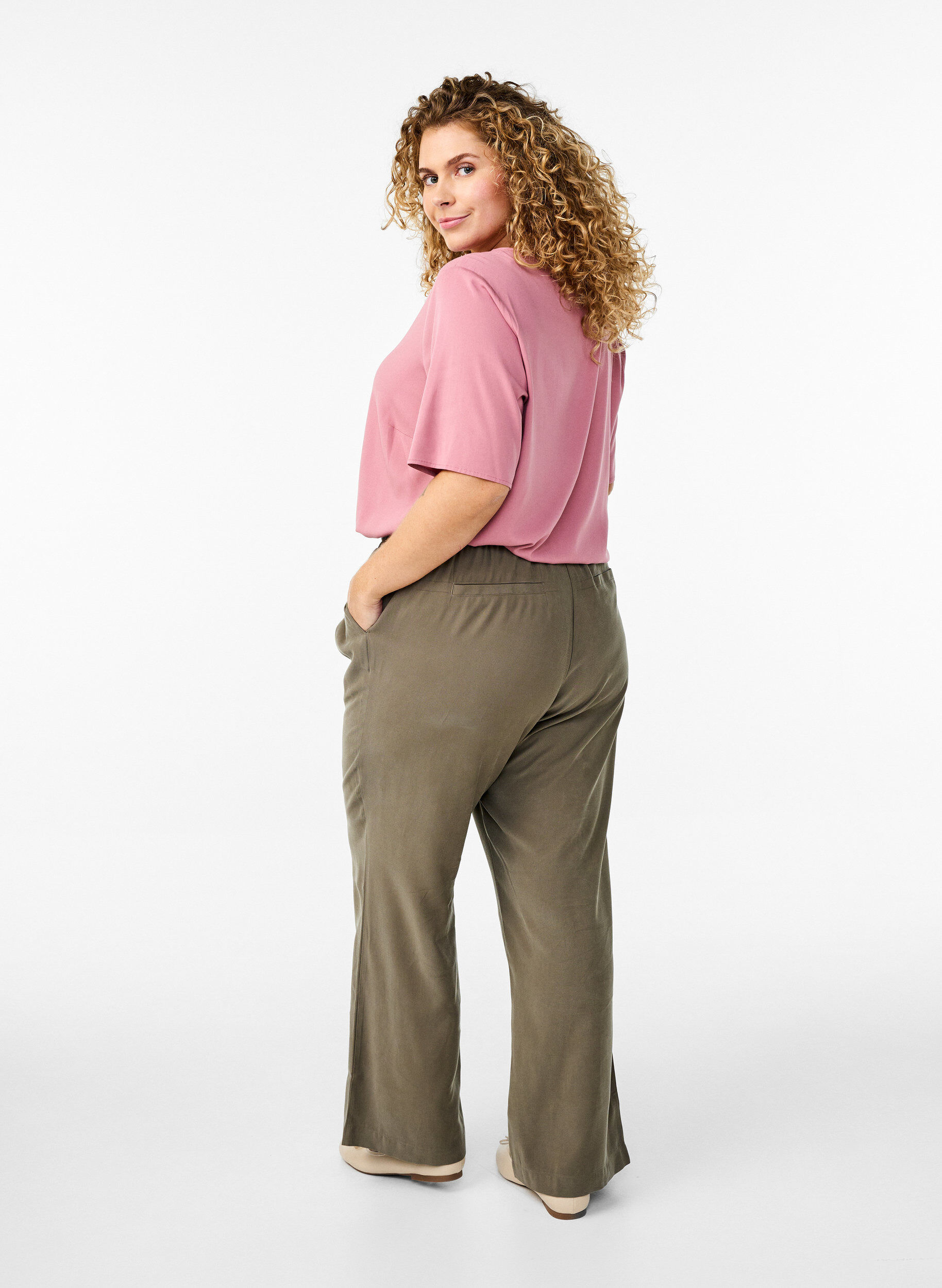 Zizzi FLASH - Pantalon en viscose avec ceinture &eacute;lastique, Vert, Model image number 1
