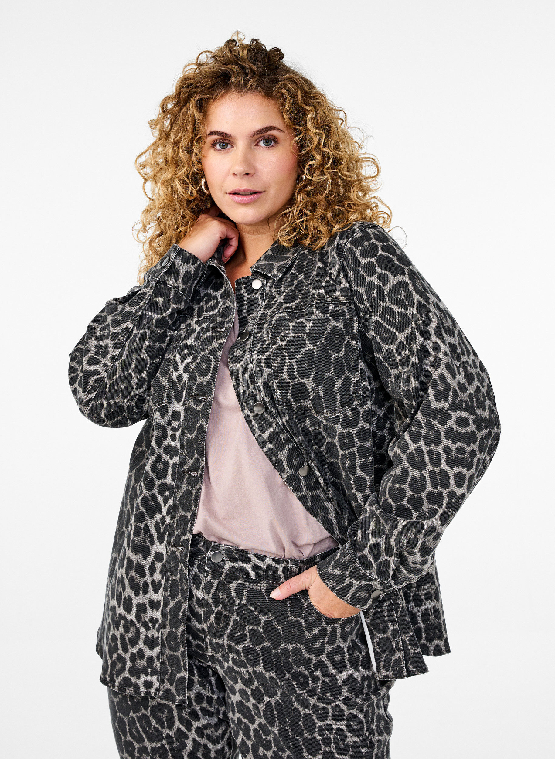 Zizzi Jeanshemd mit Leopardenmuster und Kn&ouml;pfen, Grau, Model image number 0
