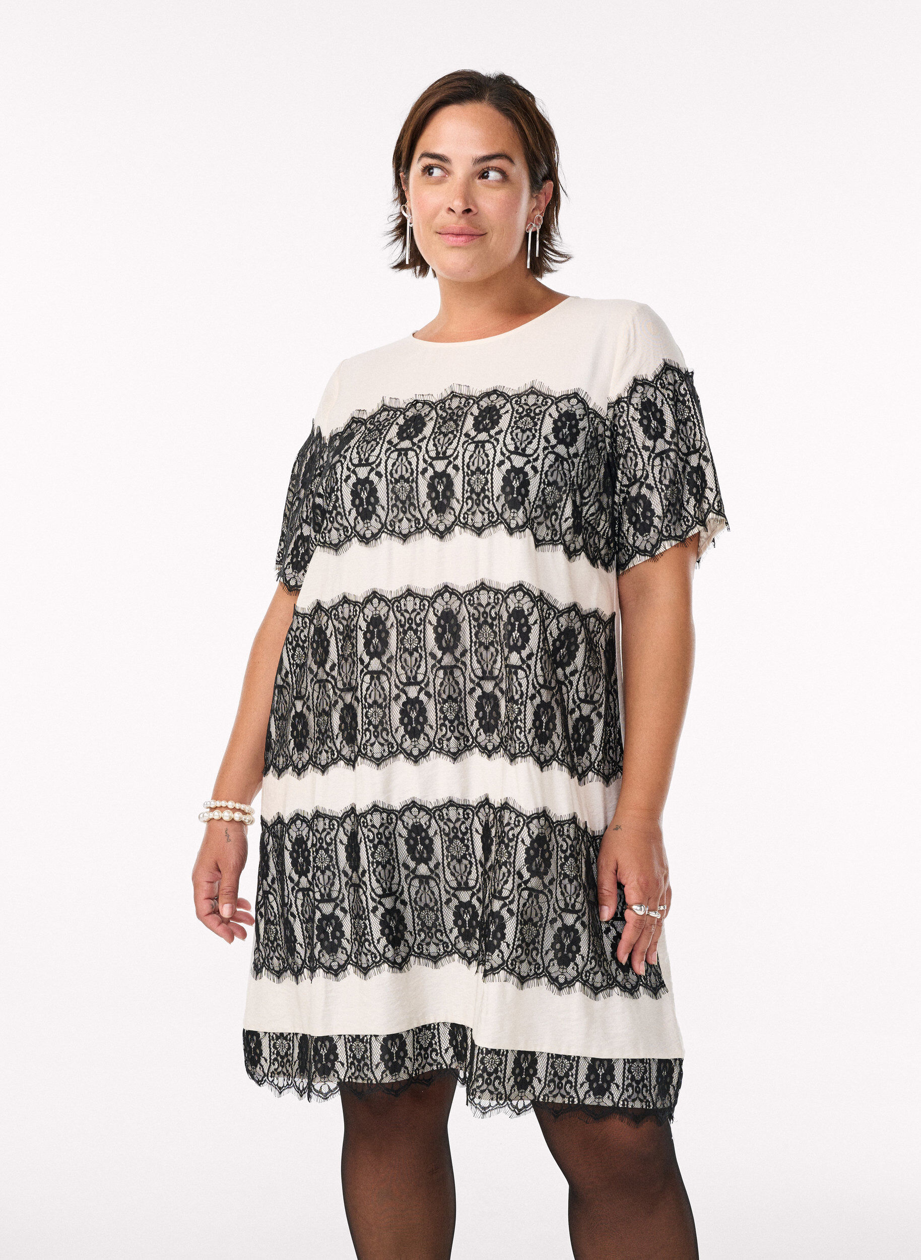 Robe courte avec des empi&egrave;cements en dentelle contrastants, Beige, Model