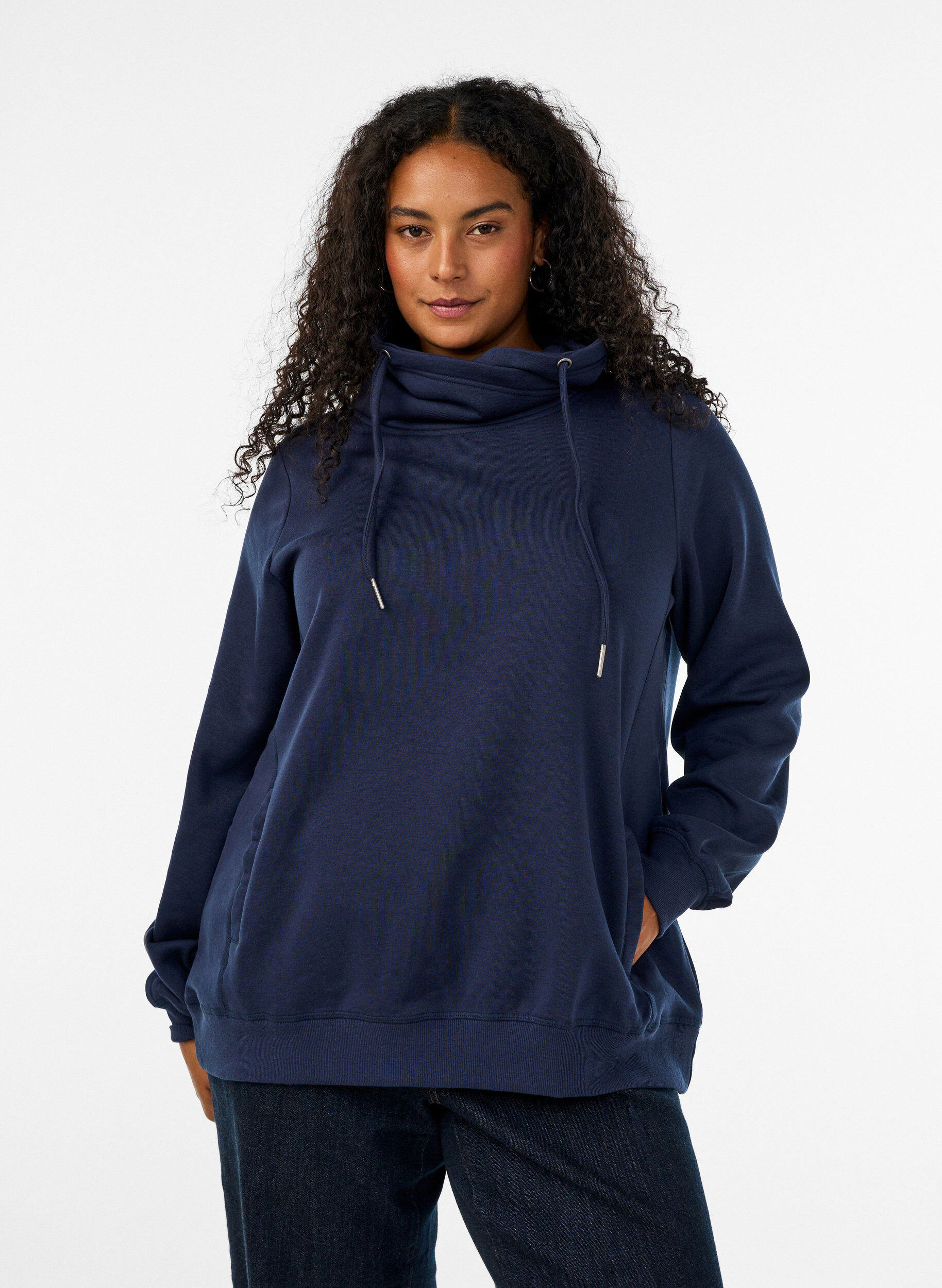 Sweatshirt mit Stehkragen und Taschen, Blau, Model