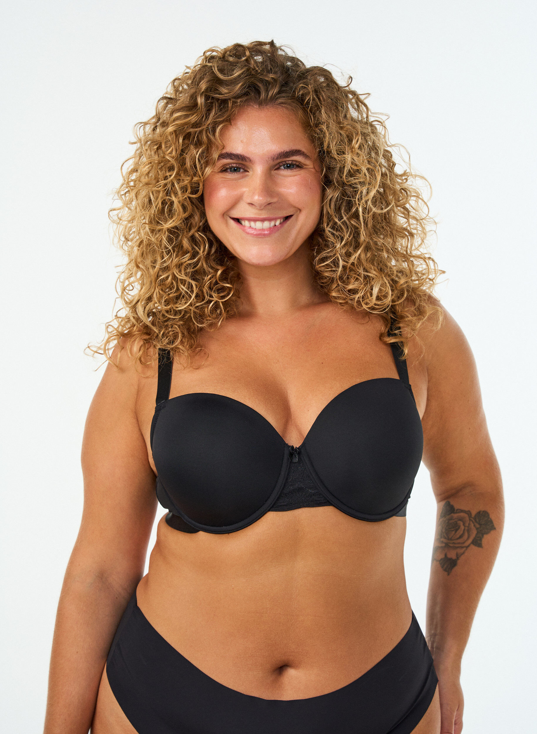 ZizziSoutien-gorge T-shirt moul&eacute; avec bonnets lisses, Noir, Model image number 0