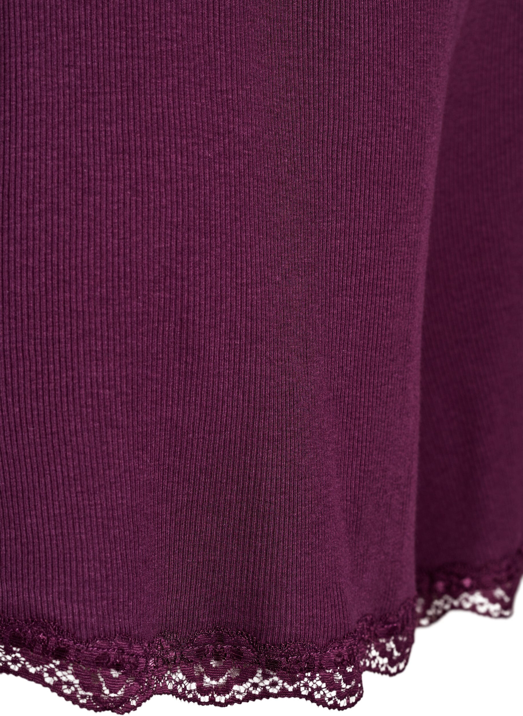 Zizzi Short de nuit ample &agrave; texture c&ocirc;tel&eacute;e et bordure en dentelle, Bordeaux fonc&eacute;, Packshot image number 3