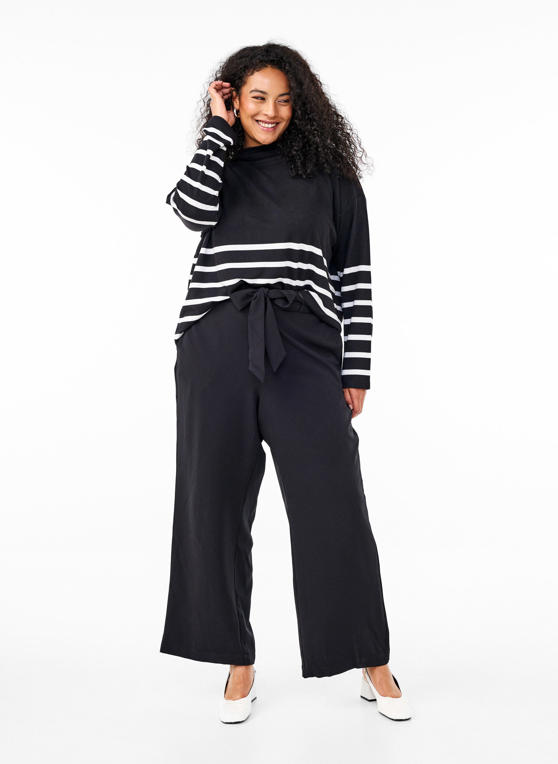 Zizzi Chemisier avec un col haut et des manches longues, Noir, Model image number 1