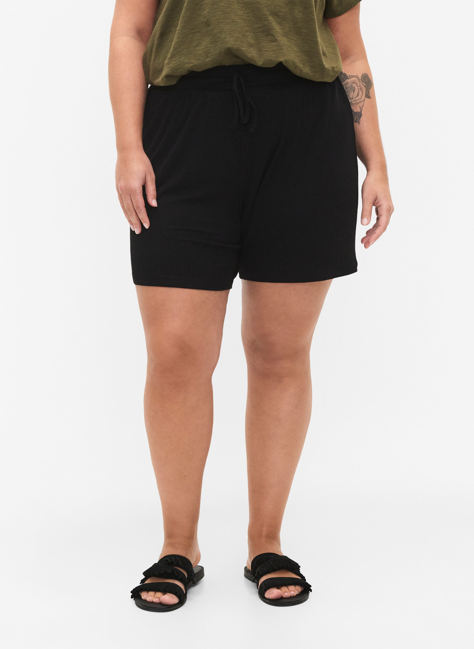 Zizzi Lockere Shorts aus Viskose mit Ripp, Black, Model image number 2
