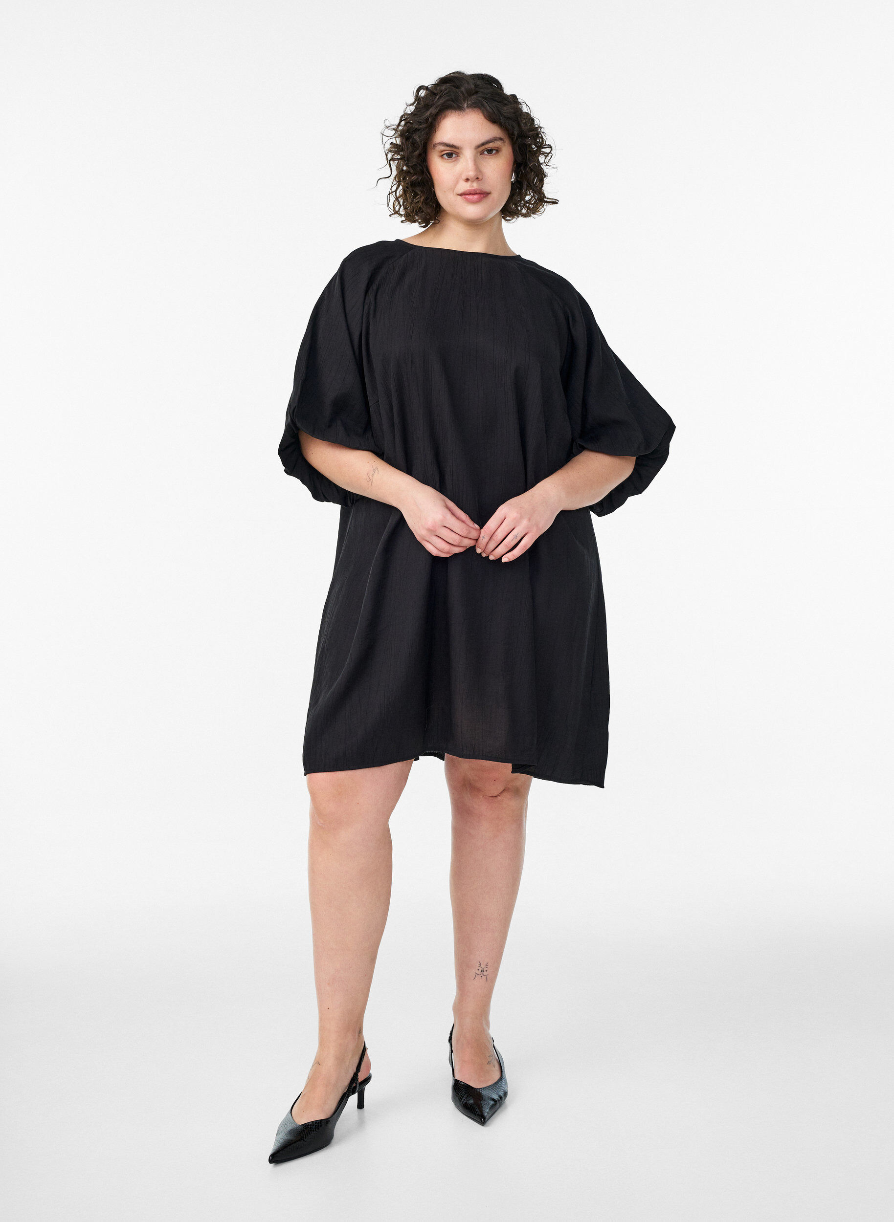 Zizzi Robe courte en viscose avec manches ballon, Noir, Model image number 0