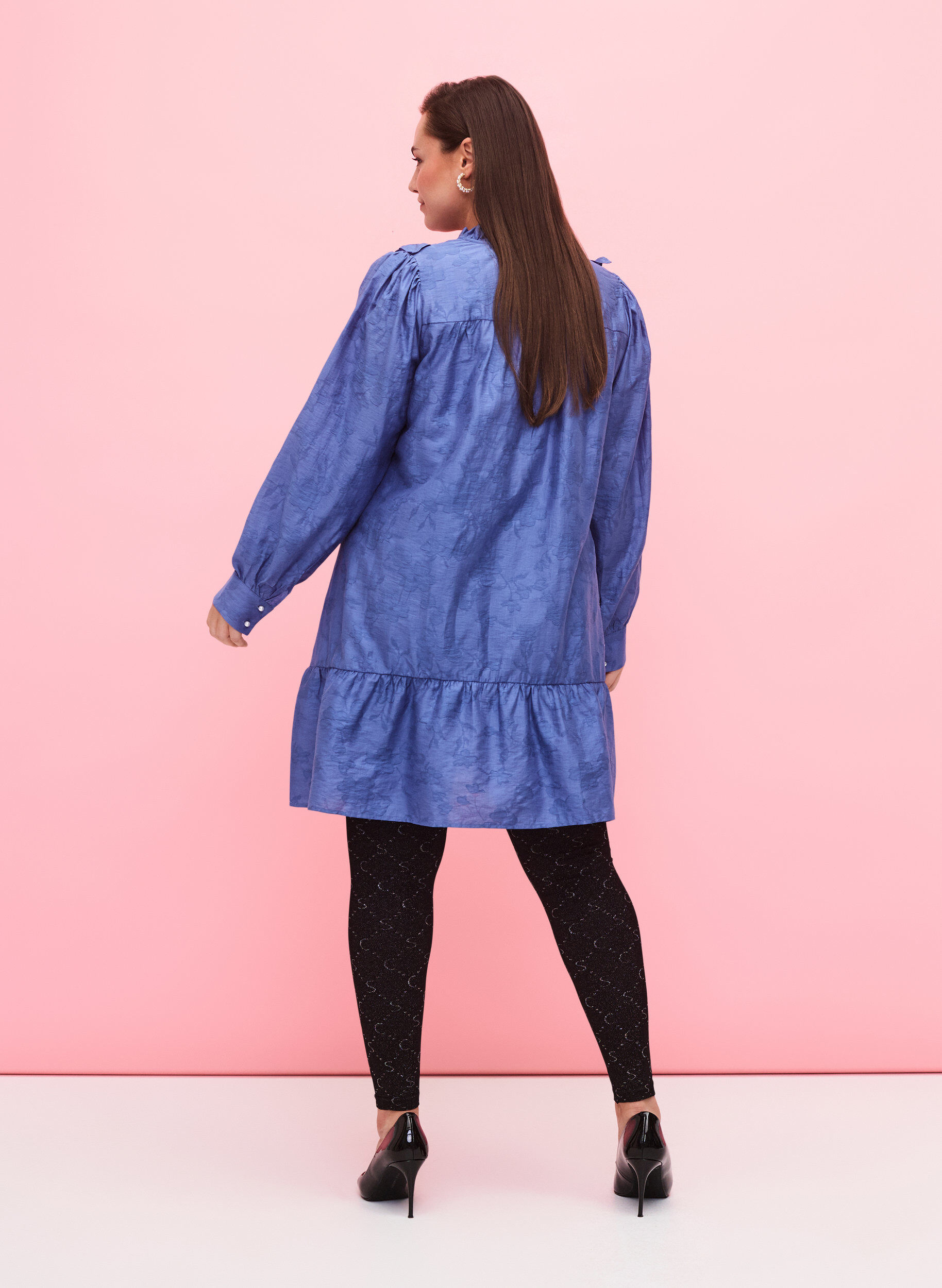 Zizzi Nahtlose Leggings mit silberfarbenem Muster, Black, Model image number 1