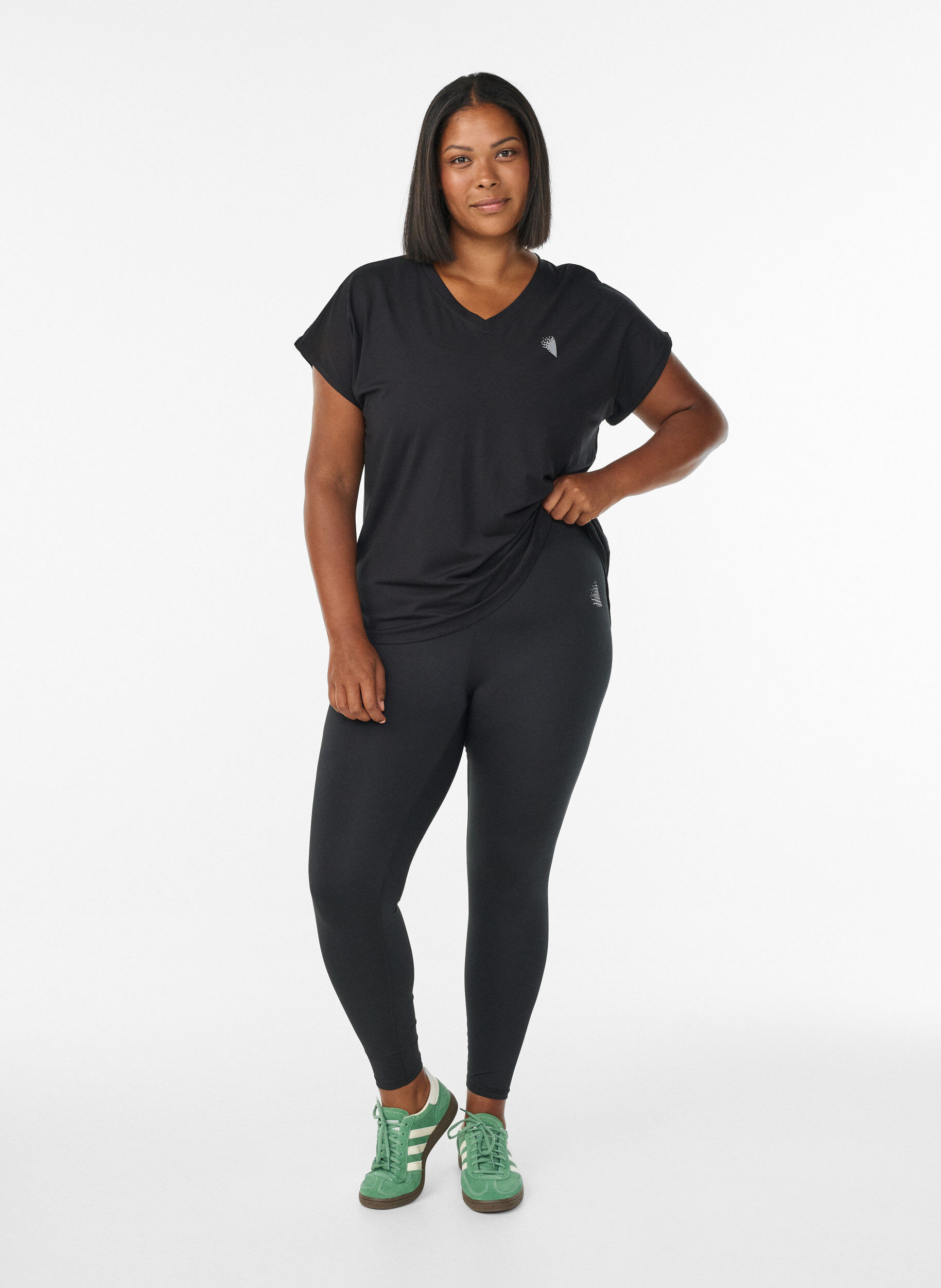 Zizzi Kurzarm Trainingsshirt mit V-Ausschnitt, Schwarz, Model image number 1