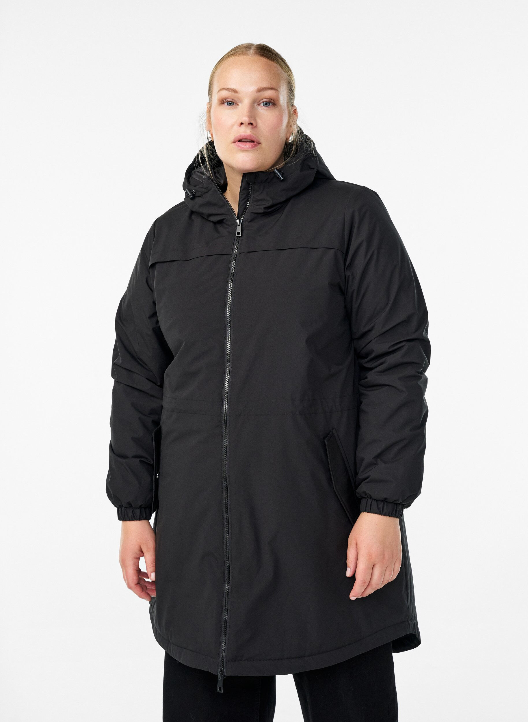 Leichter gepolsterter Parka mit Kapuze, Schwarz, Model