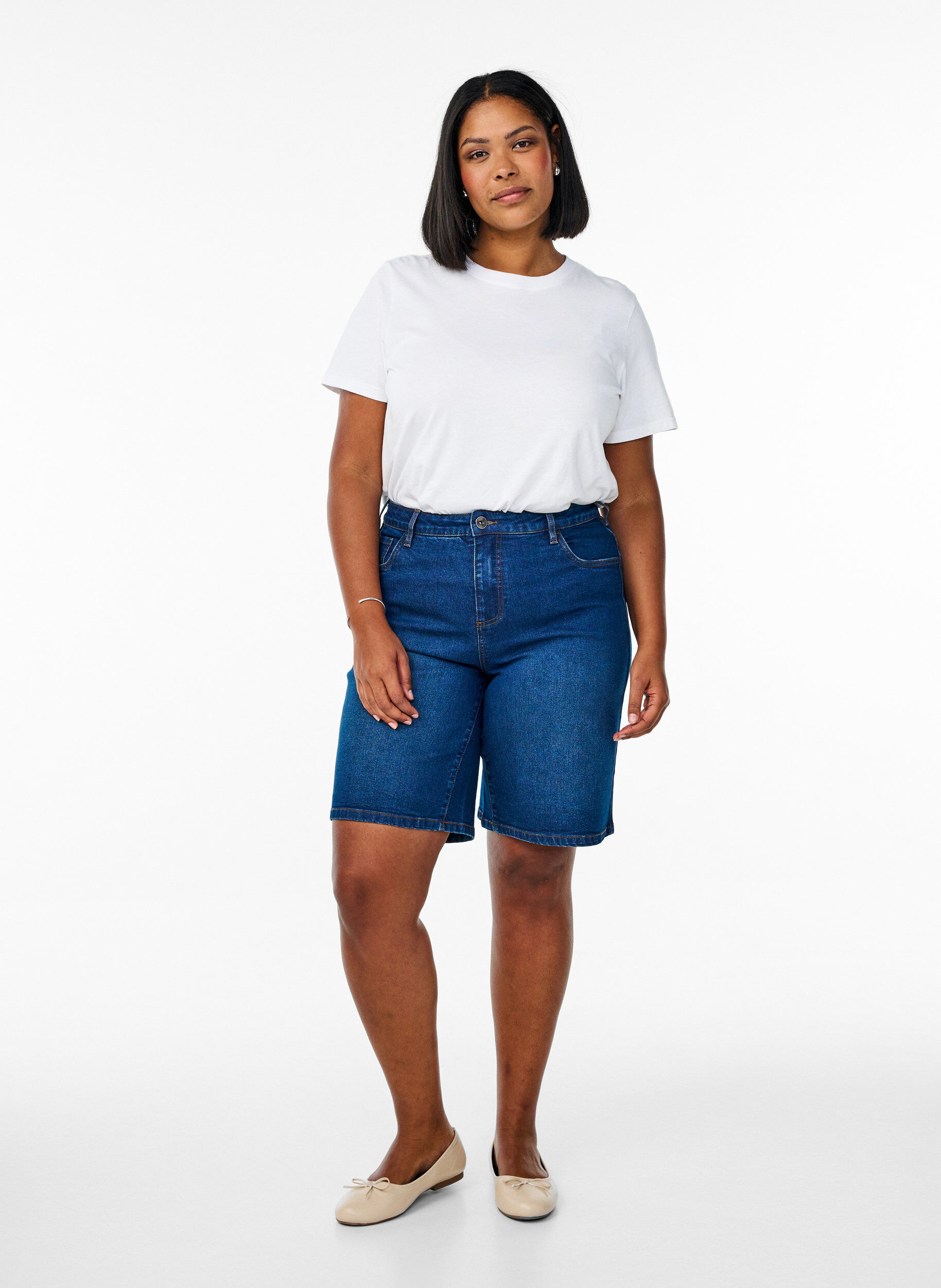 Zizzi Locker sitzende Jeansshorts mit hoher Taille, Blau, Model image number 1