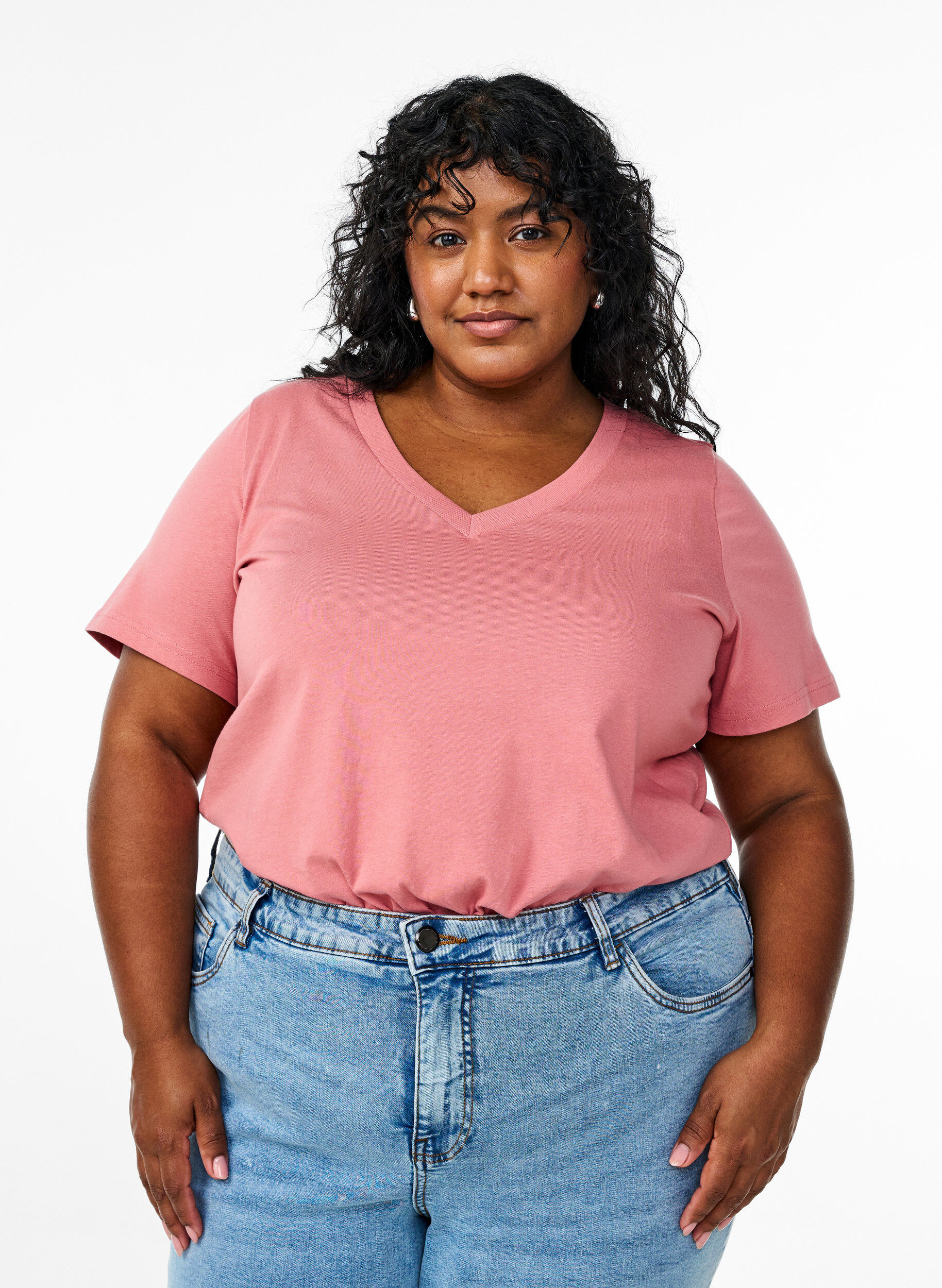 Zizzi T-shirt en coton simple avec encolure en V, Rose poudr&eacute;e, Model image number 0