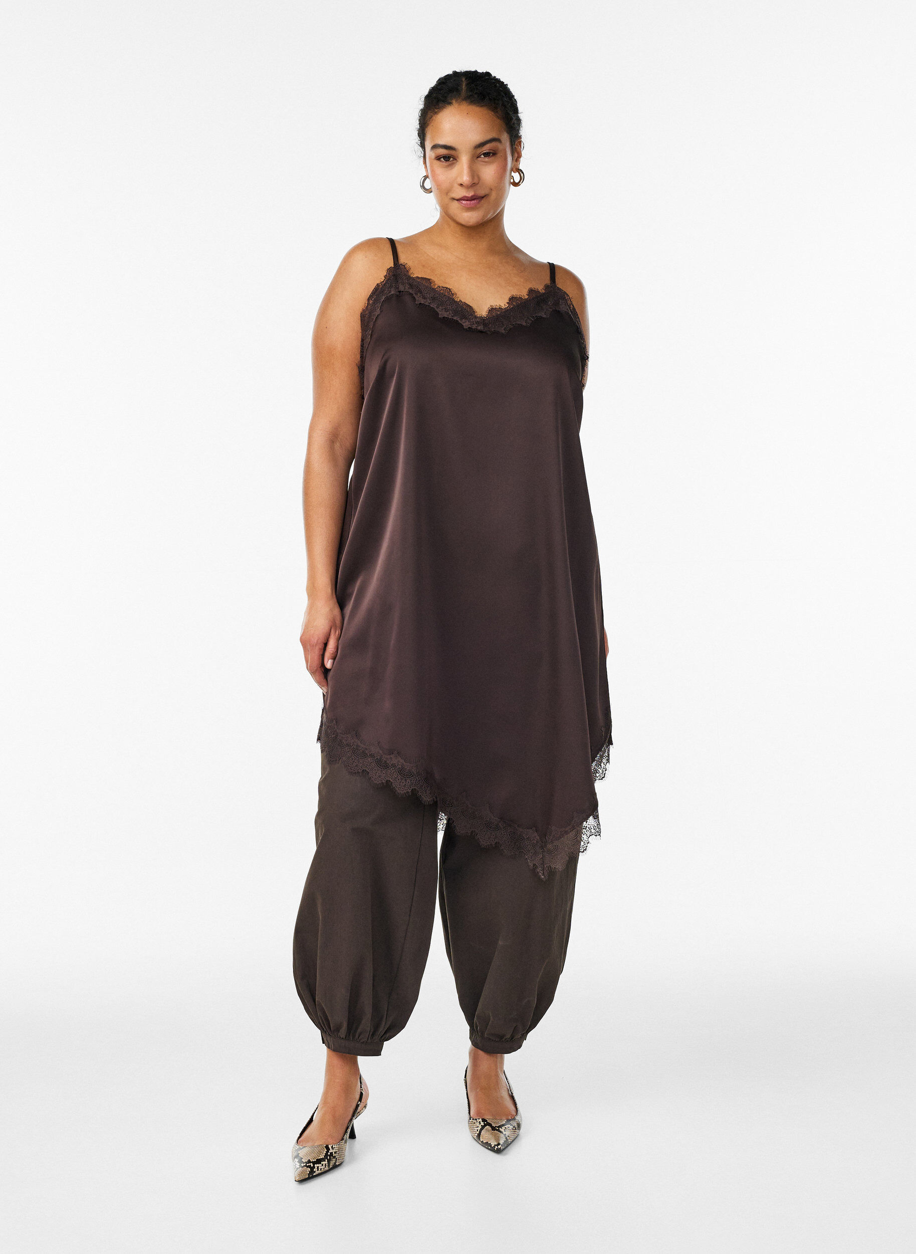 Zizzi Robe satin&eacute;e avec bordure en dentelle, Marron, Model image number 1