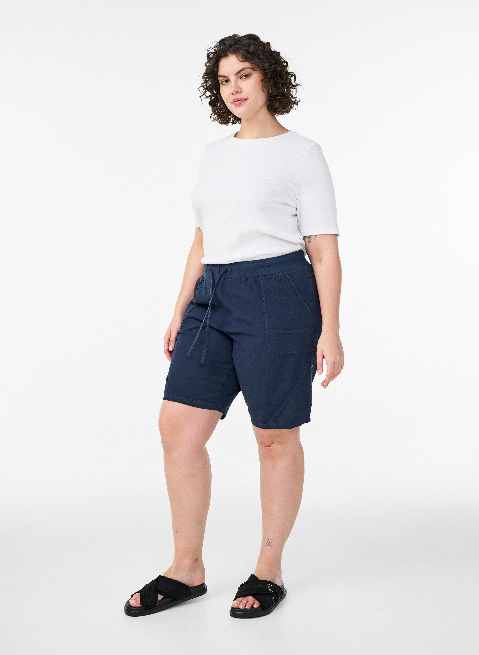 Zizzi Short en coton ample avec poches, Bleu, Model image number 1