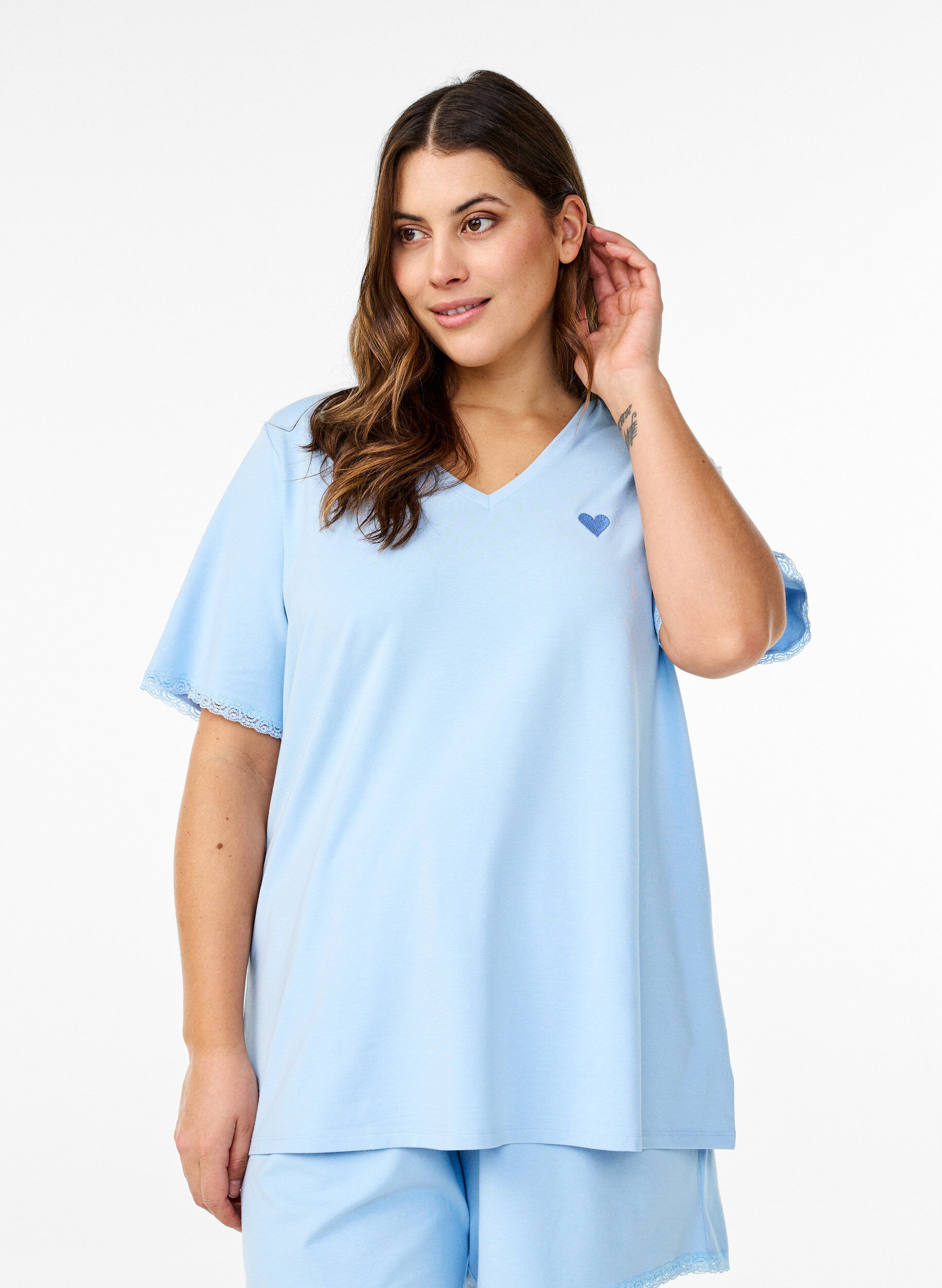 Zizzi T-Shirt aus Modal-Mischung mit V-Ausschnitt, Blau, Model image number 0