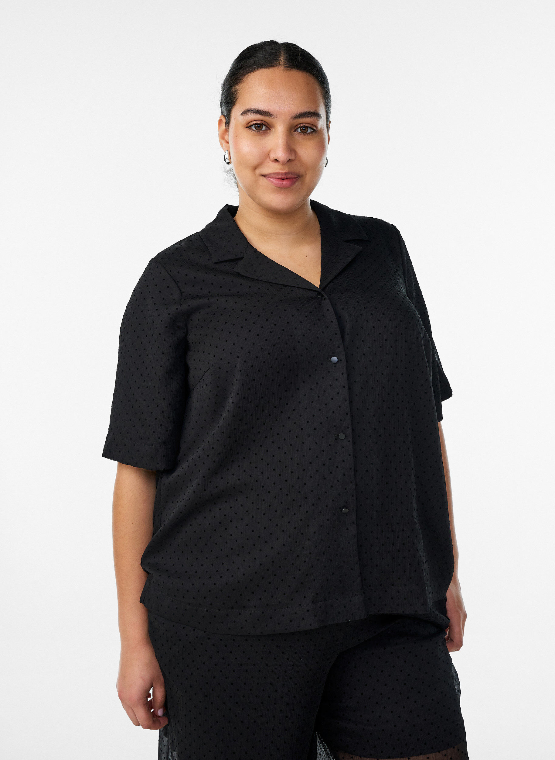 Chemisier &agrave; pois avec revers, Noir, Model