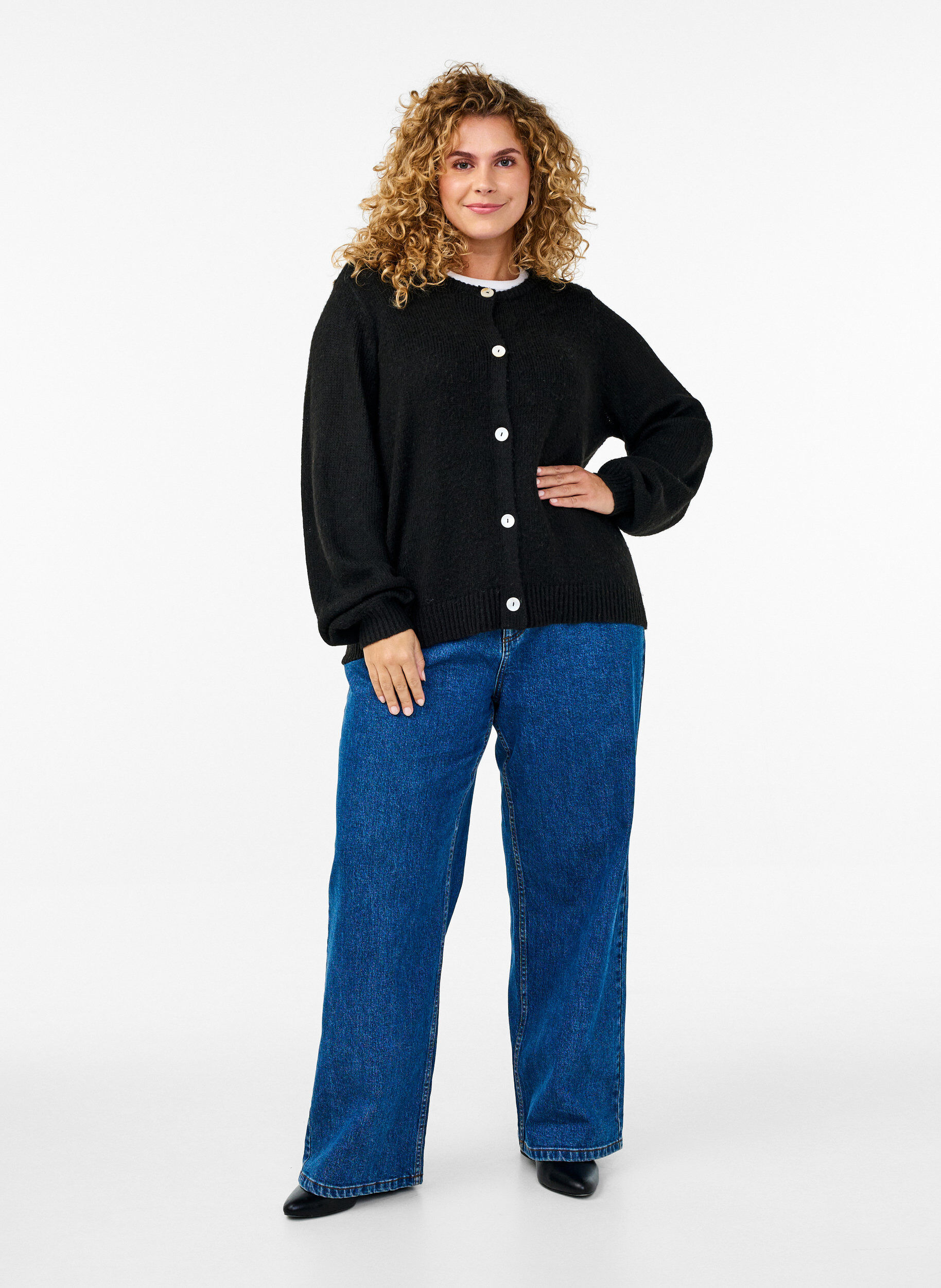 Zizzi Strickjacke mit Wolle und Kn&ouml;pfen, Black Solid, Model image number 2