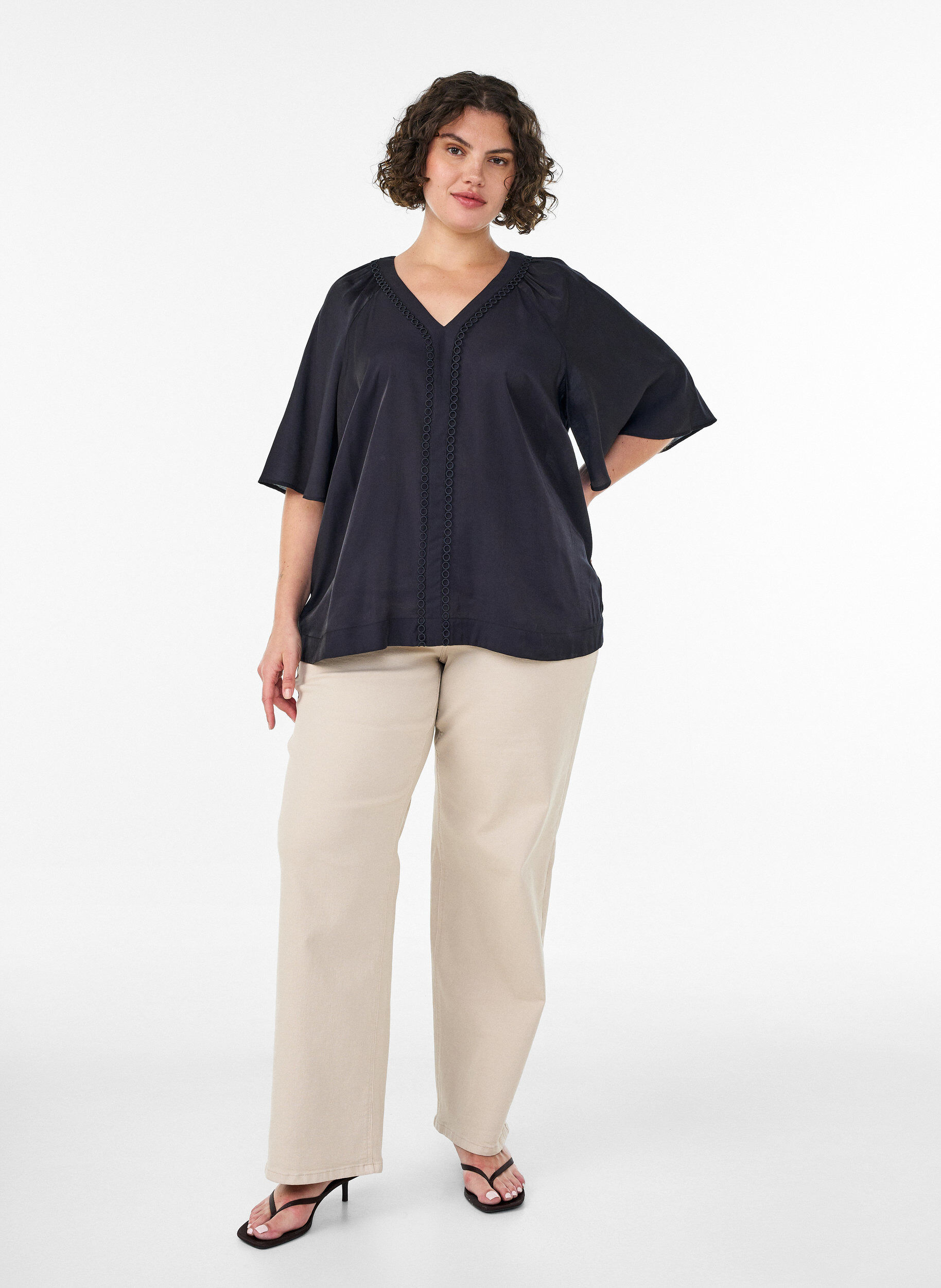 ZizziBluse aus Viskose mit V-Ausschnitt und Zierdetails, Schwarz, Model image number 1