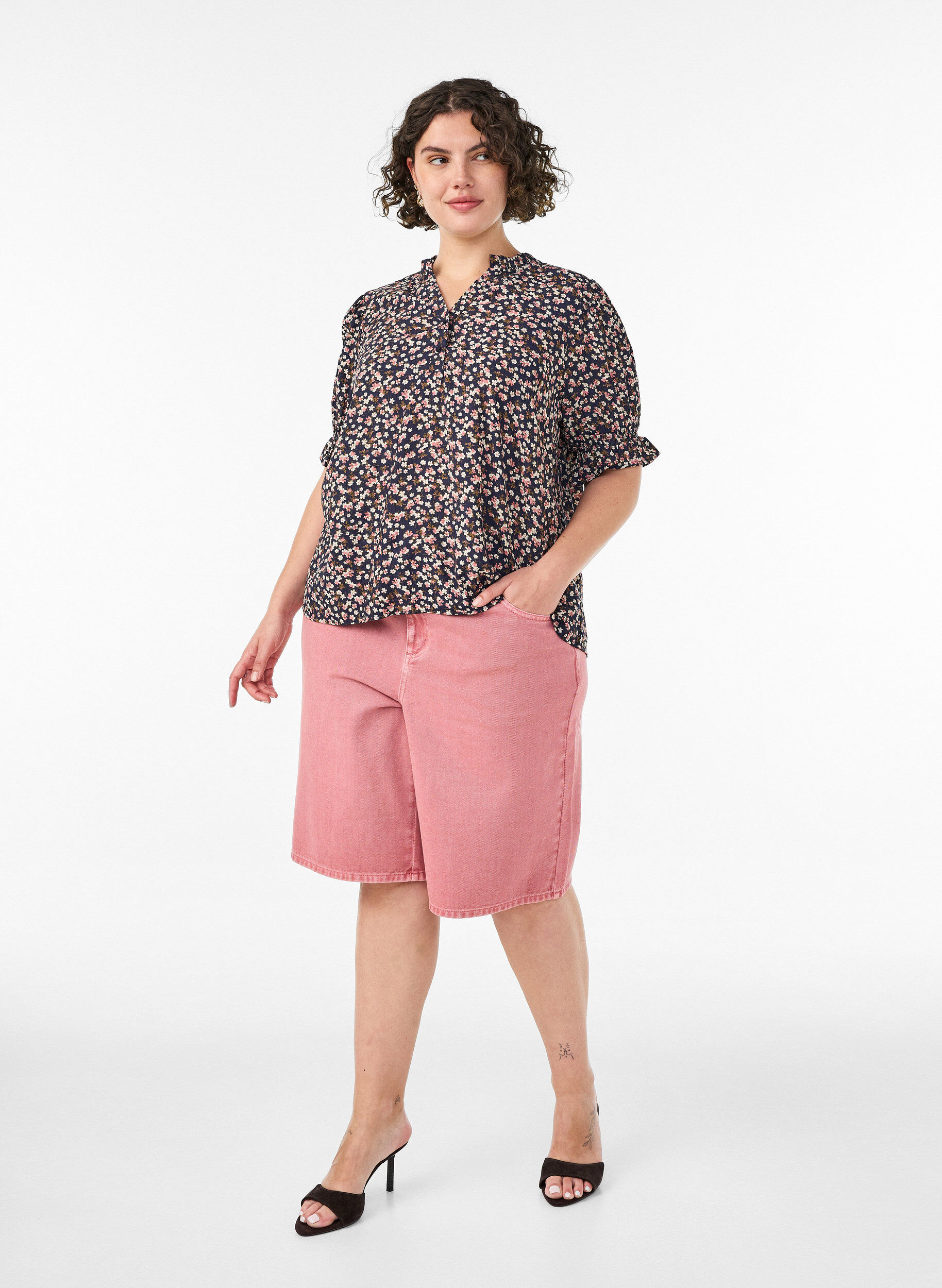 ZizziBlouse &agrave; imprim&eacute; floral en viscose avec manches courtes et d&eacute;tails smock&eacute;s, Bleu, Model image number 1