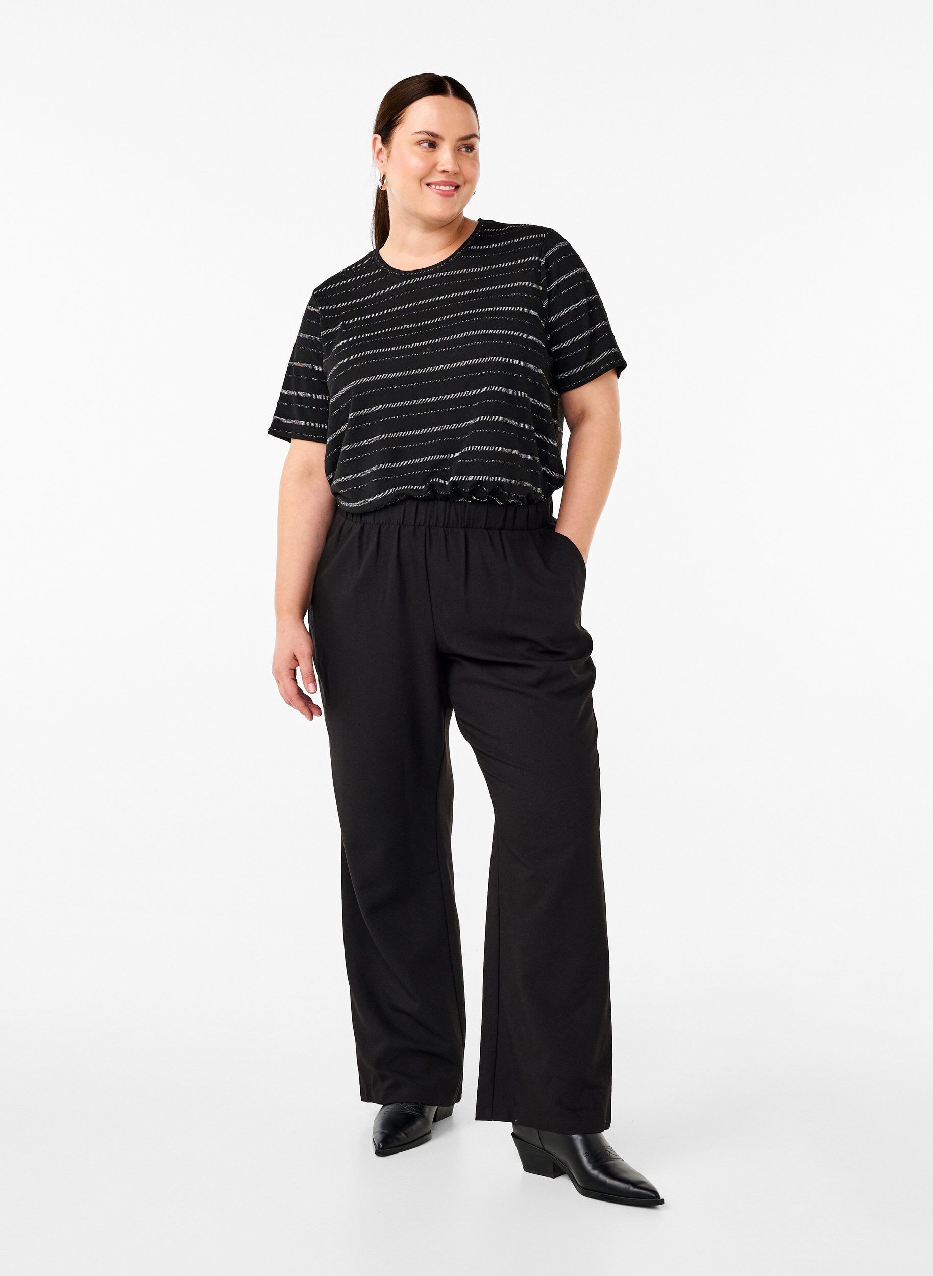 Zizzi T-shirt avec paillettes argent&eacute;es, Black w. Silver, Model image number 2