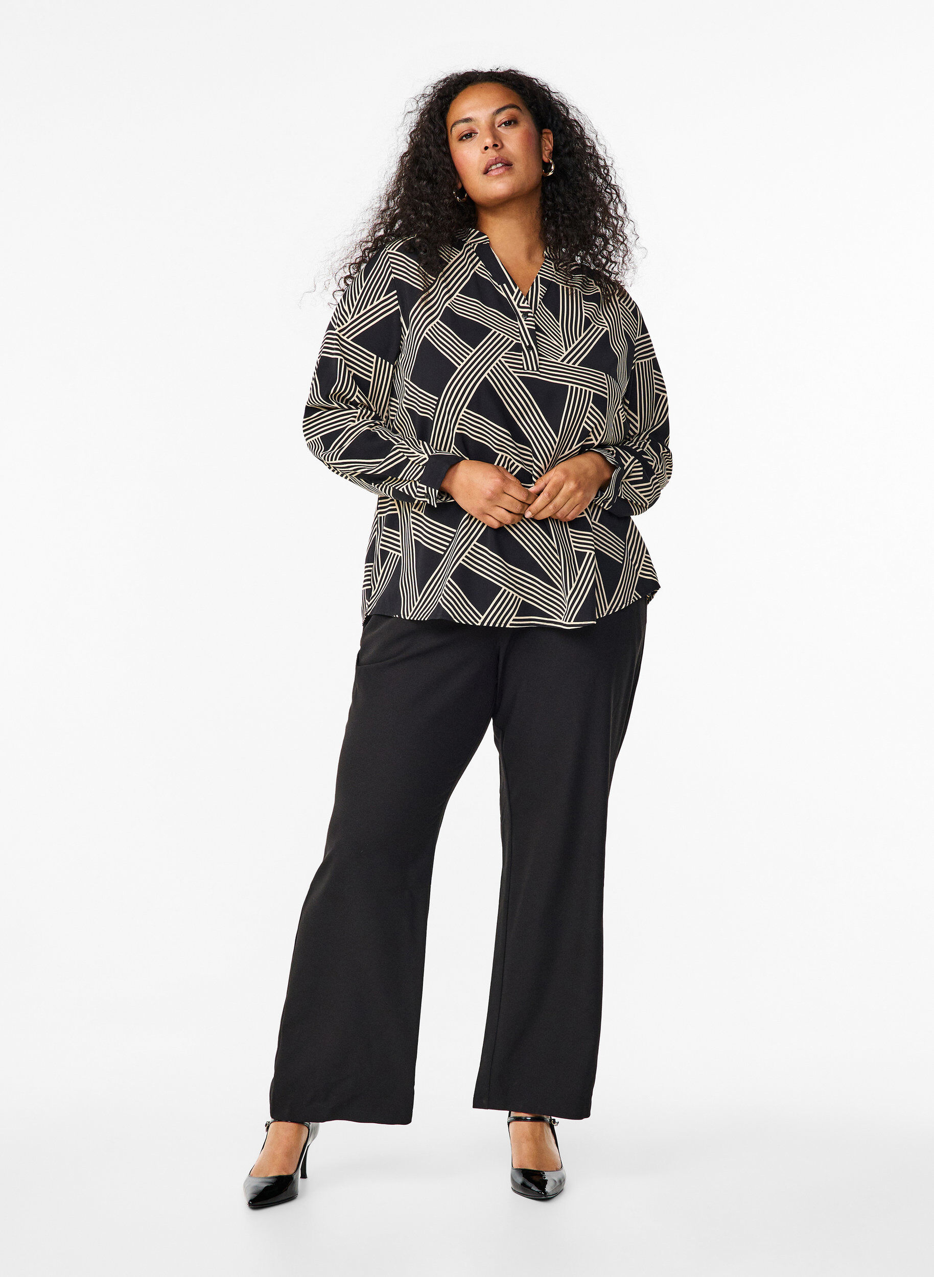 Zizzi Lang&auml;rmelige Hemdbluse mit V-Ausschnitt, BLACK BEIGE GRAPHIC, Model image number 2