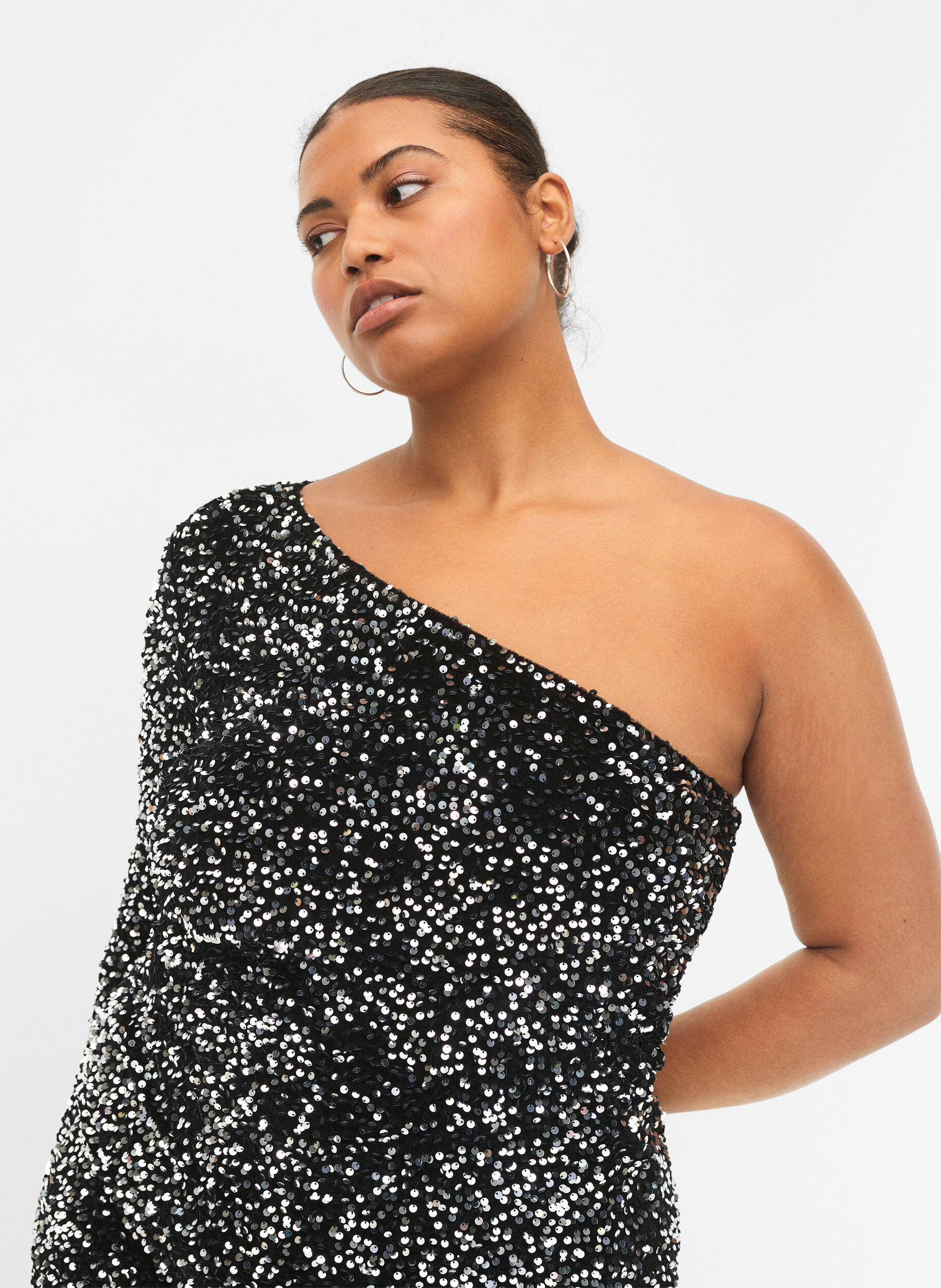 Zizzi Kurzes One-Shoulder-Kleid mit Pailletten, Black/Silver Sequins, Model image number 2