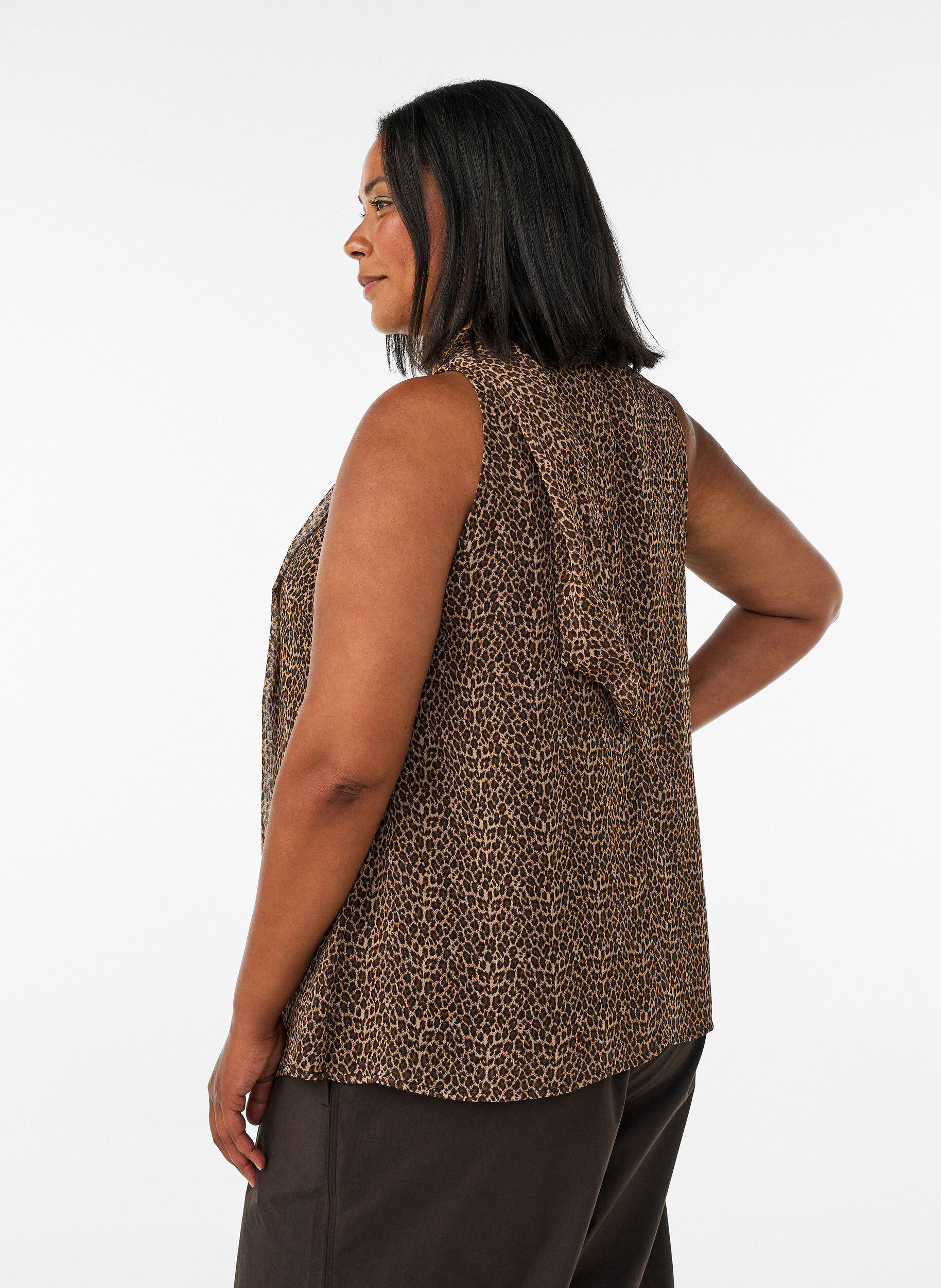 Zizzi&Auml;rmellose, hochgeschlossene Bluse mit Schleife, Braun, Model image number 2
