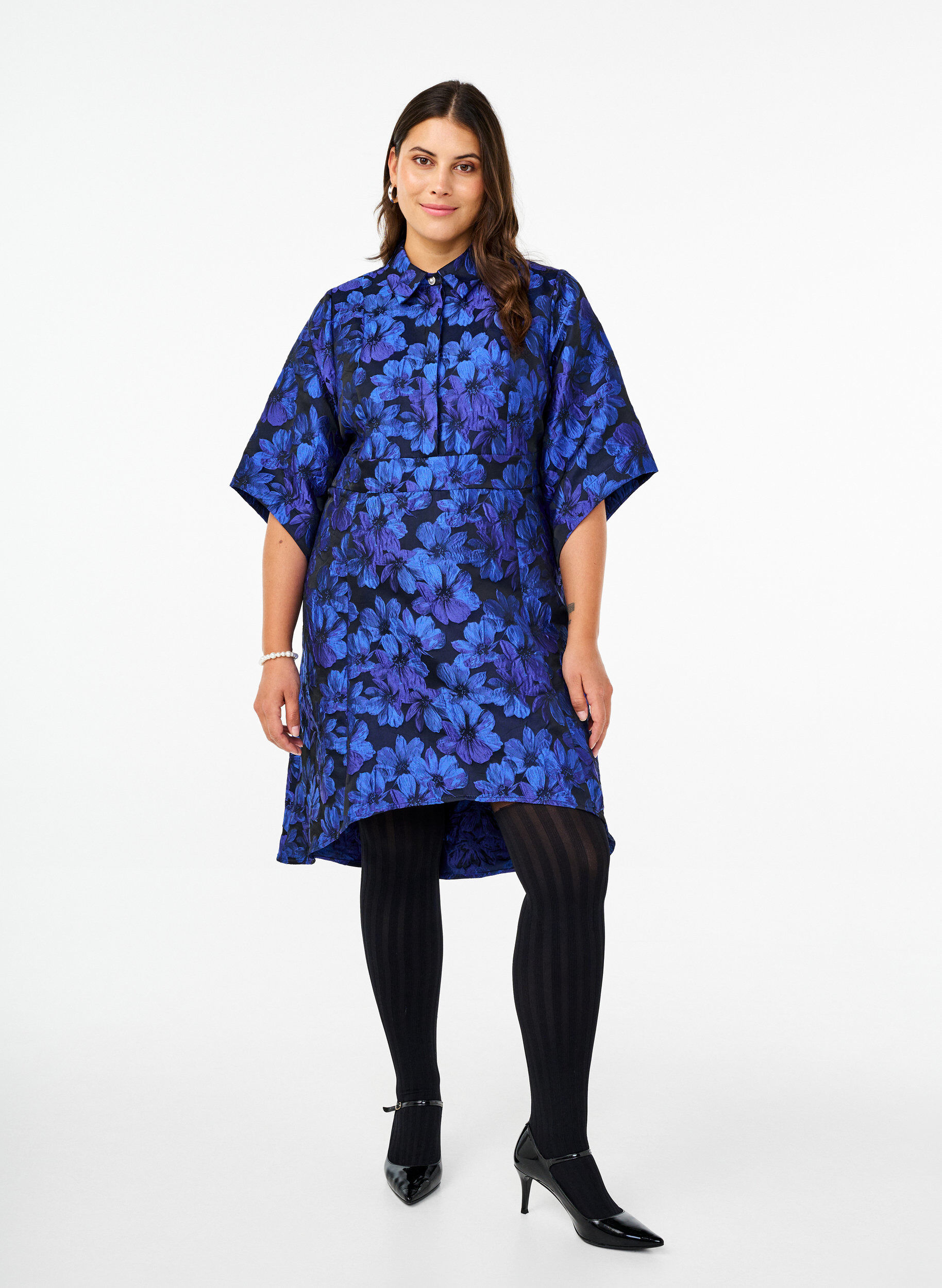 Zizzi Jacquardkleid mit 3/4-&Auml;rmeln, Black Blue, Model image number 3