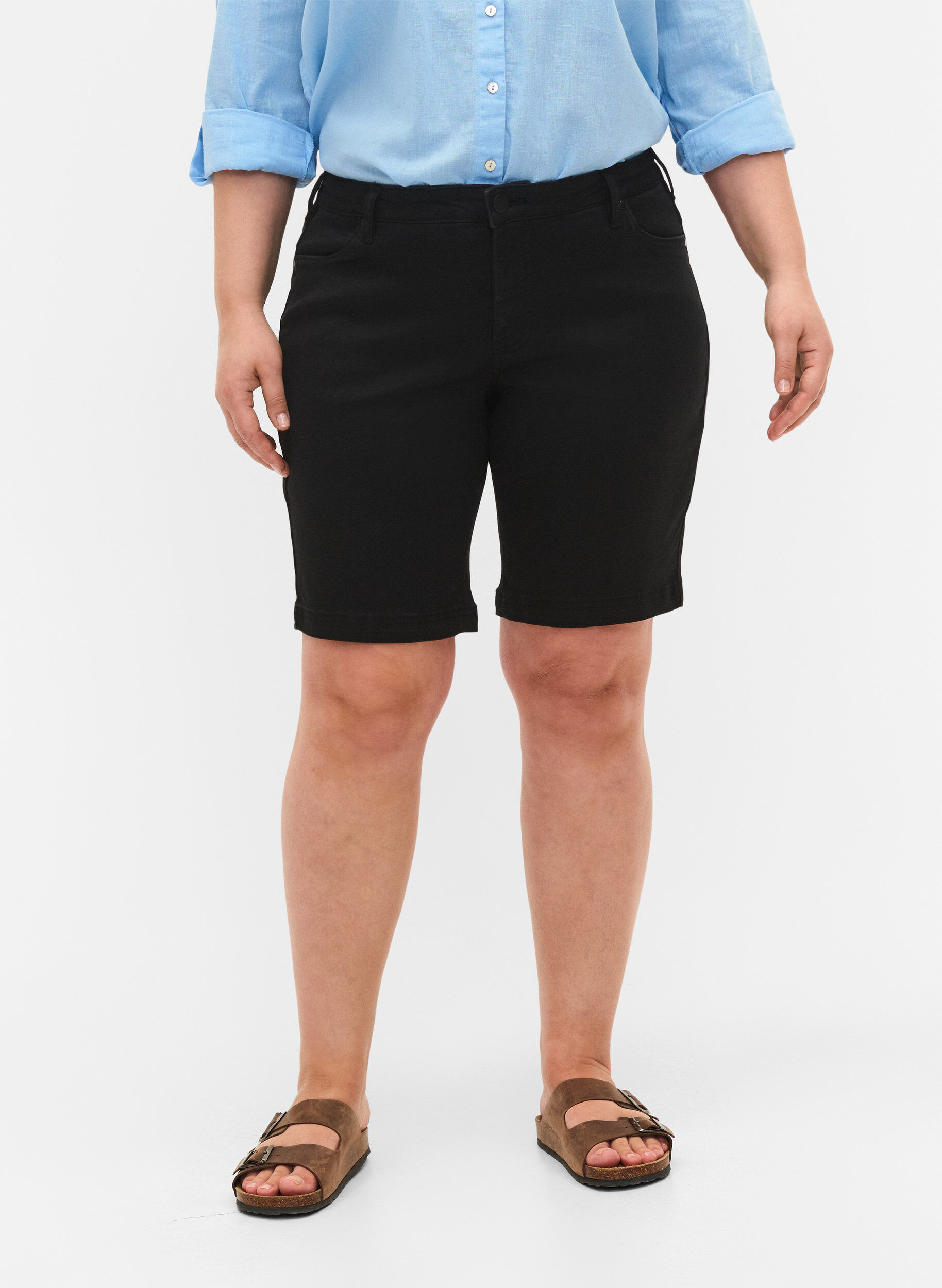 Zizzi Slim Fit Emily Shorts mit normaler Taille, Schwarz, Model image number 4