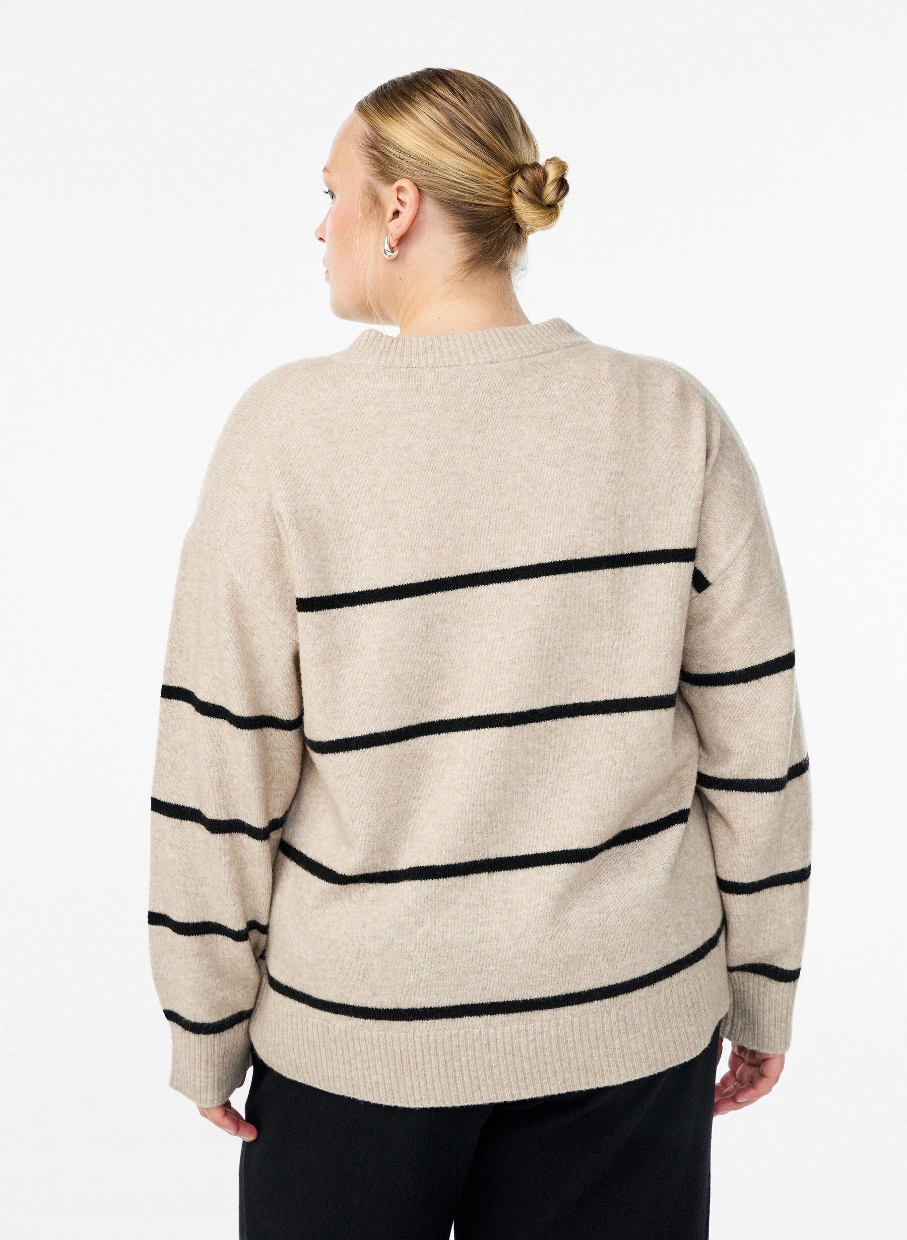 Zizzi Pull ray&eacute; ample, Beige, Model image number 2