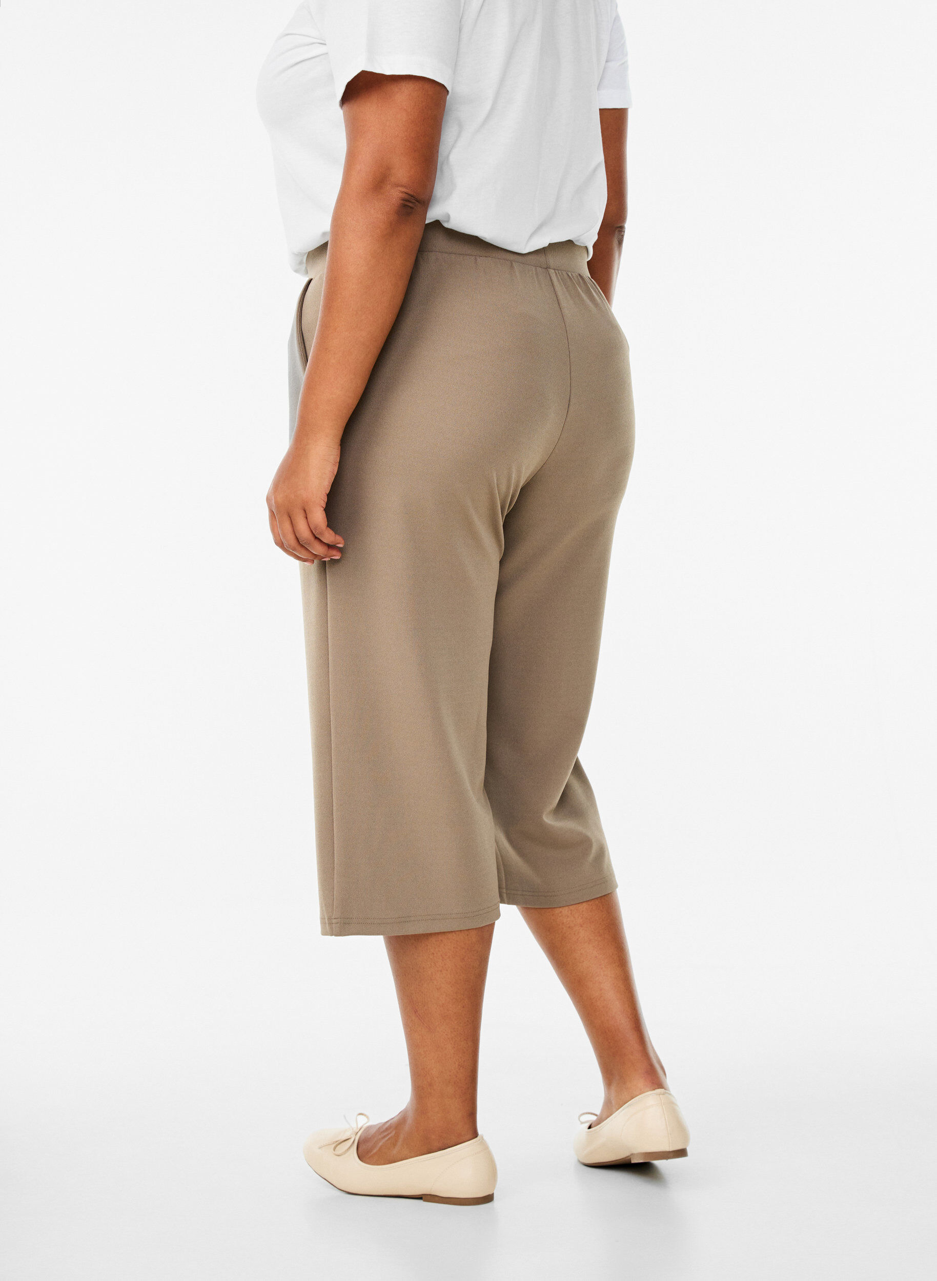 Zizzi Hochtaillierte Knickerbocker mit lockerem Schnitt, Braun, Model image number 1