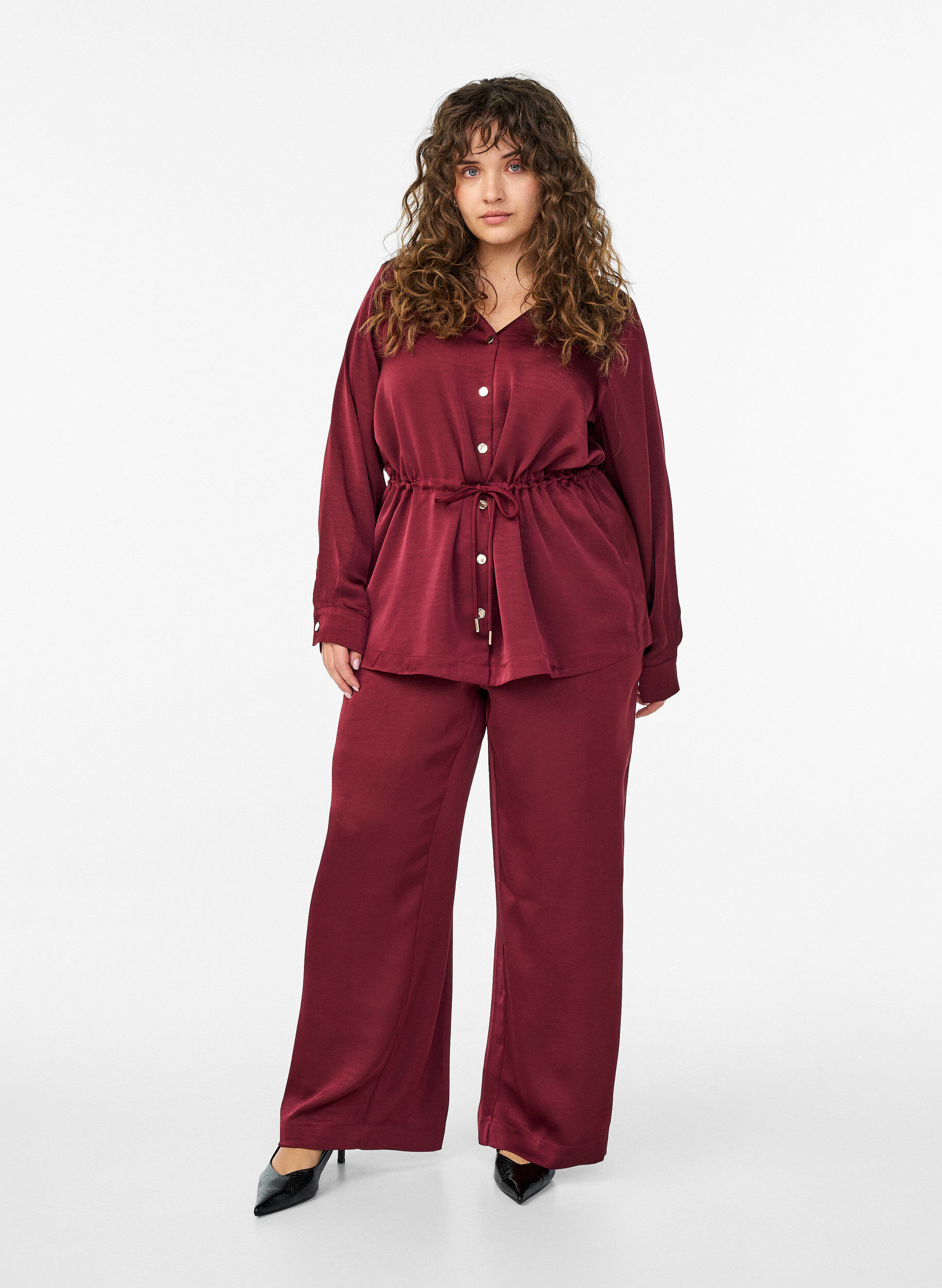 Pantalon effet satin &agrave; taille haute et jambes larges, Bordeaux fonc&eacute;, Model