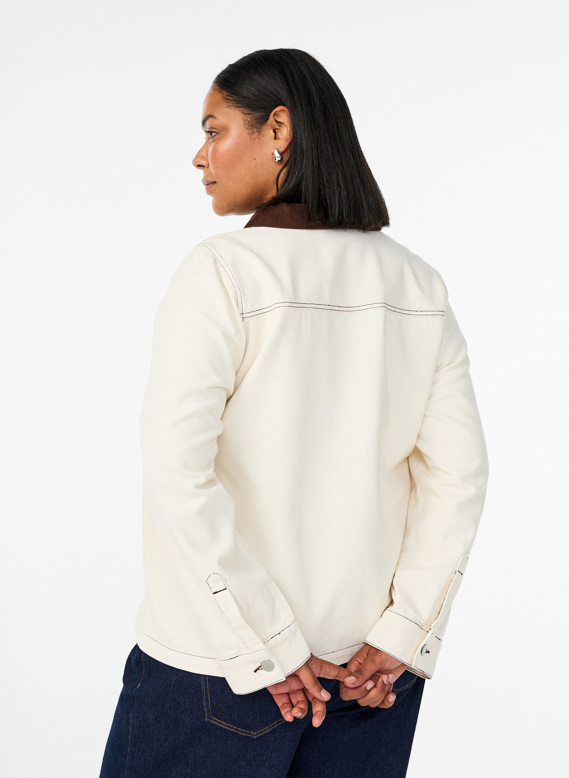 Zizzi Farbige Jeansjacke mit Kontrastkragen, Vanille, Model image number 2