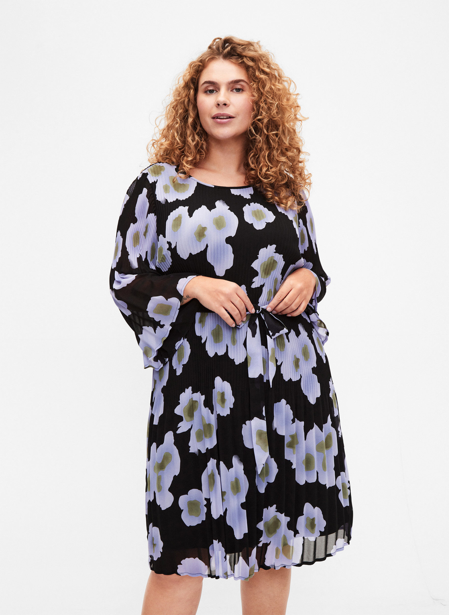 Zizzi Robe pliss&eacute;e imprim&eacute;e avec lien &agrave; nouer, Black w. Floral, Model image number 0