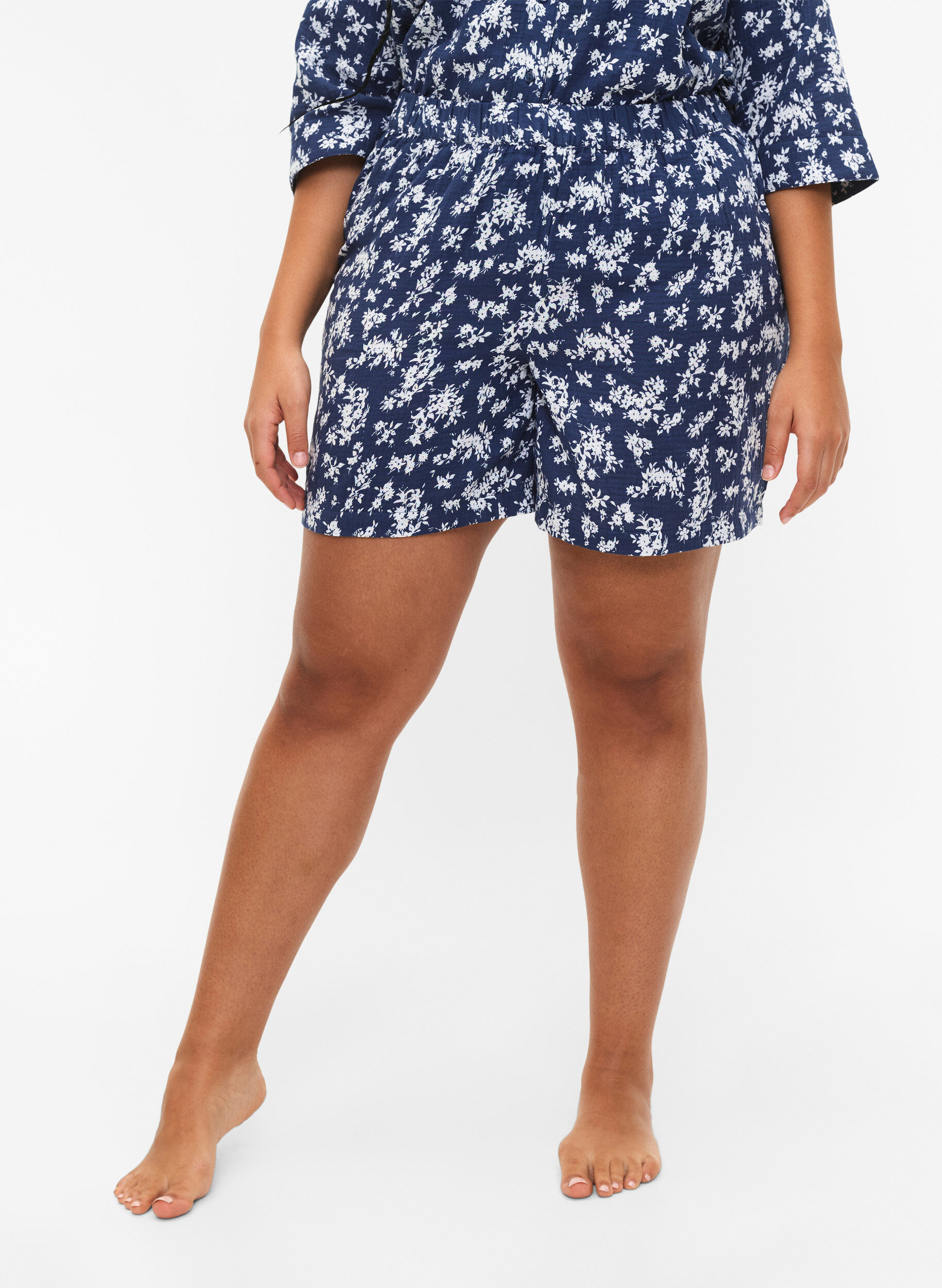 Zizzi Florale Pyjamashorts aus Baumwolle, V. Indigo Flower AOP, Model image number 2