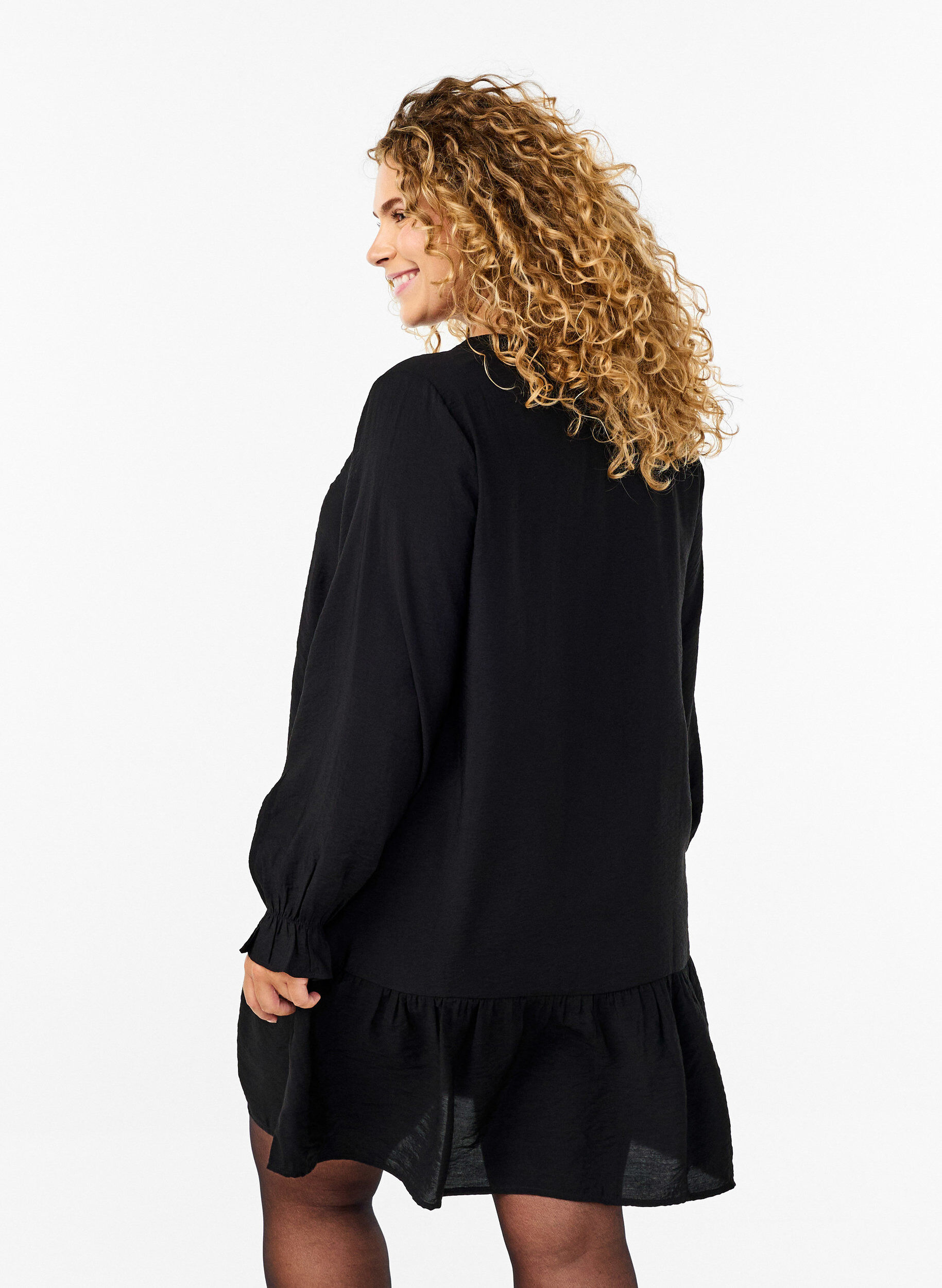 Zizzi Kurzes Kleid mit Ziern&auml;hten und Kn&ouml;pfen, Black, Model image number 1