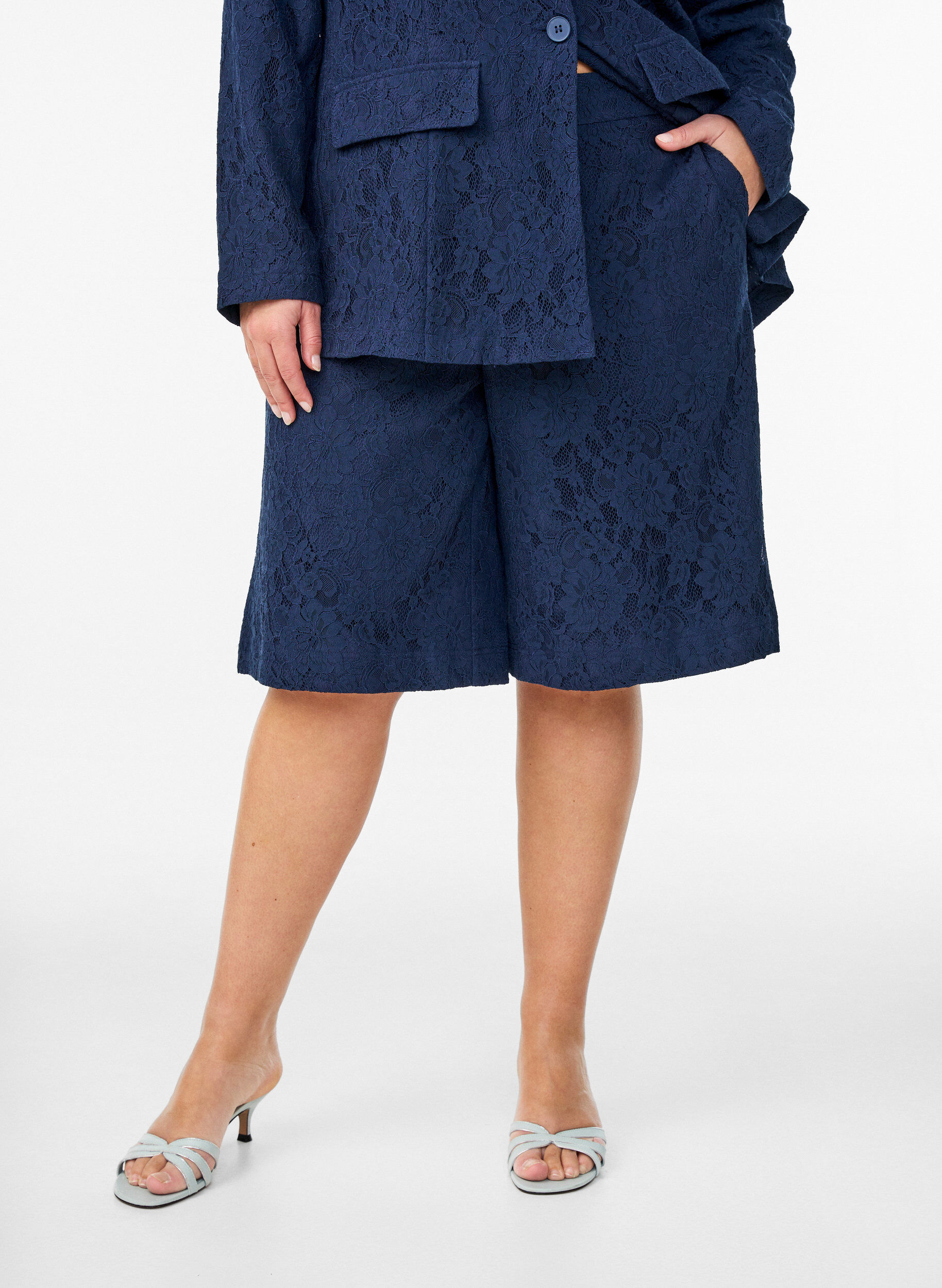 Zizzi Hoch taillierte Bermudashorts aus Spitze, Blau, Model image number 3