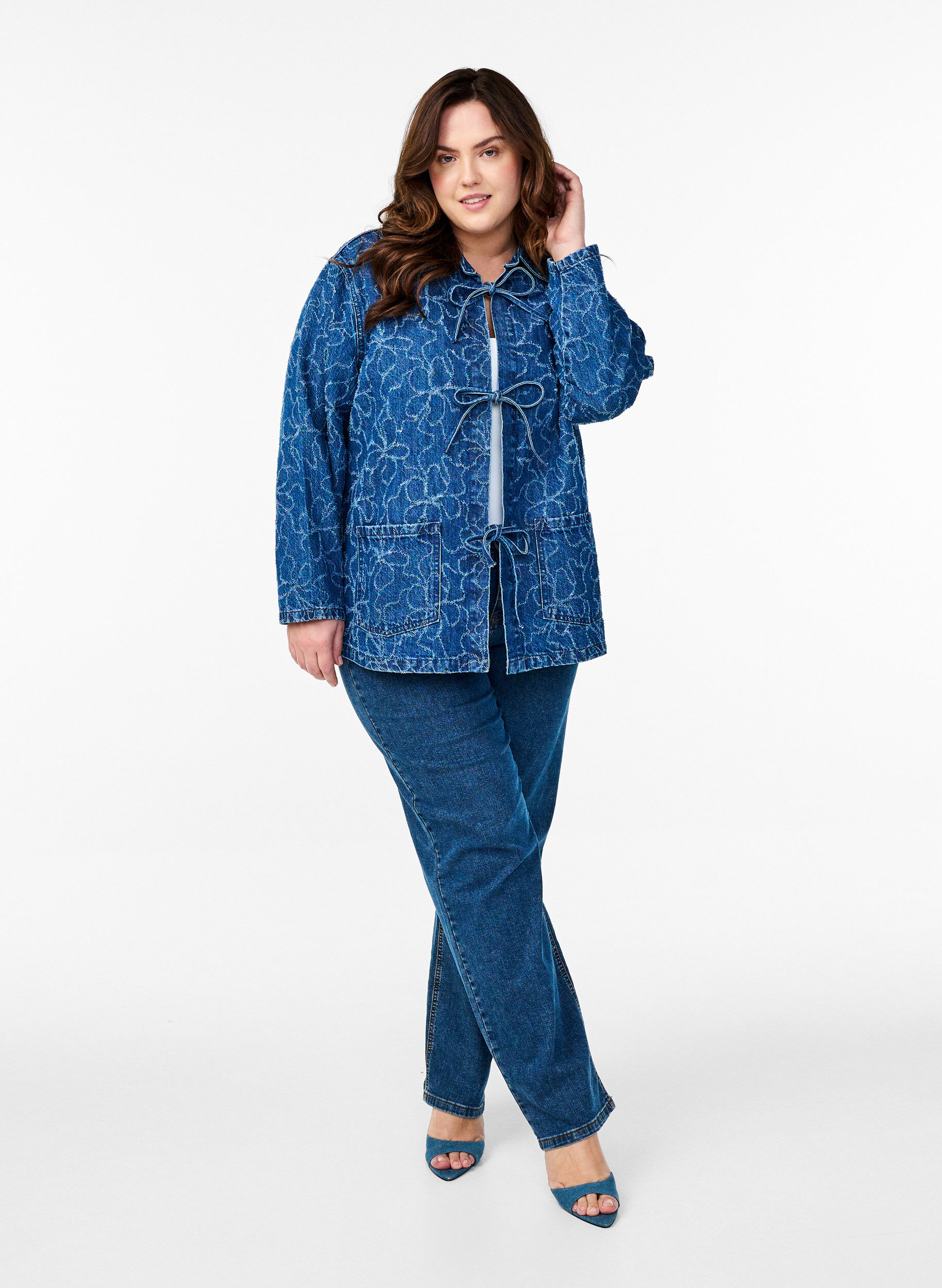 Zizzi Jeansjacke mit Bindeverschluss und Taschen, Blue Denim Destroy, Model image number 3