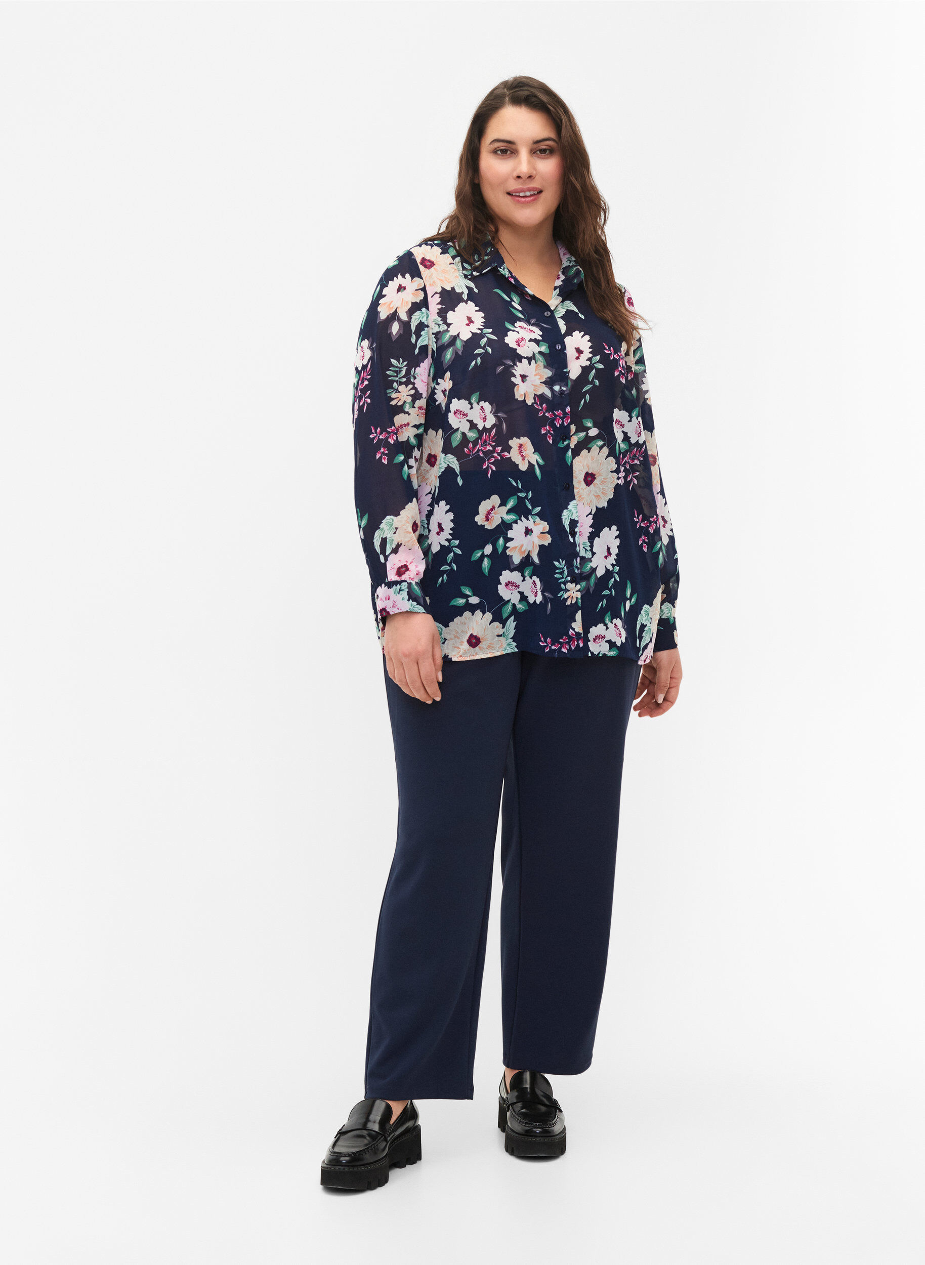 Zizzi FLASH - Chemise &agrave; manches longues avec imprim&eacute; floral, Navy Flower, Model image number 2