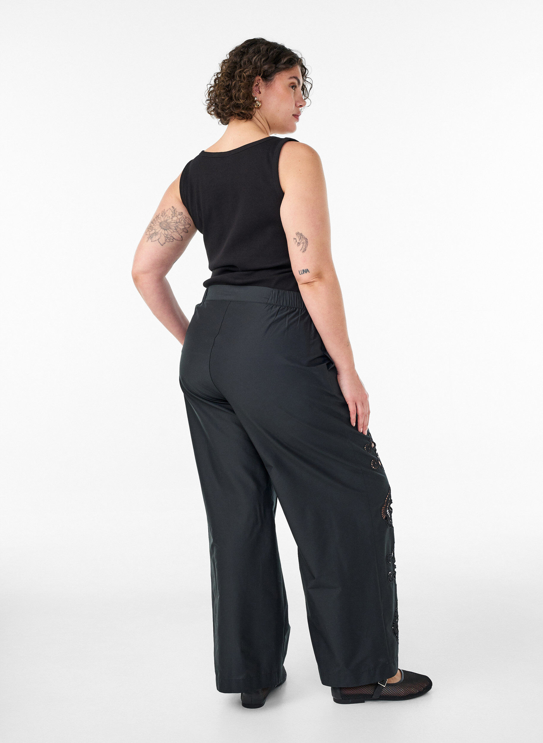 ZizziPantalon en coton avec des d&eacute;coupes brod&eacute;es, Noir, Model image number 1