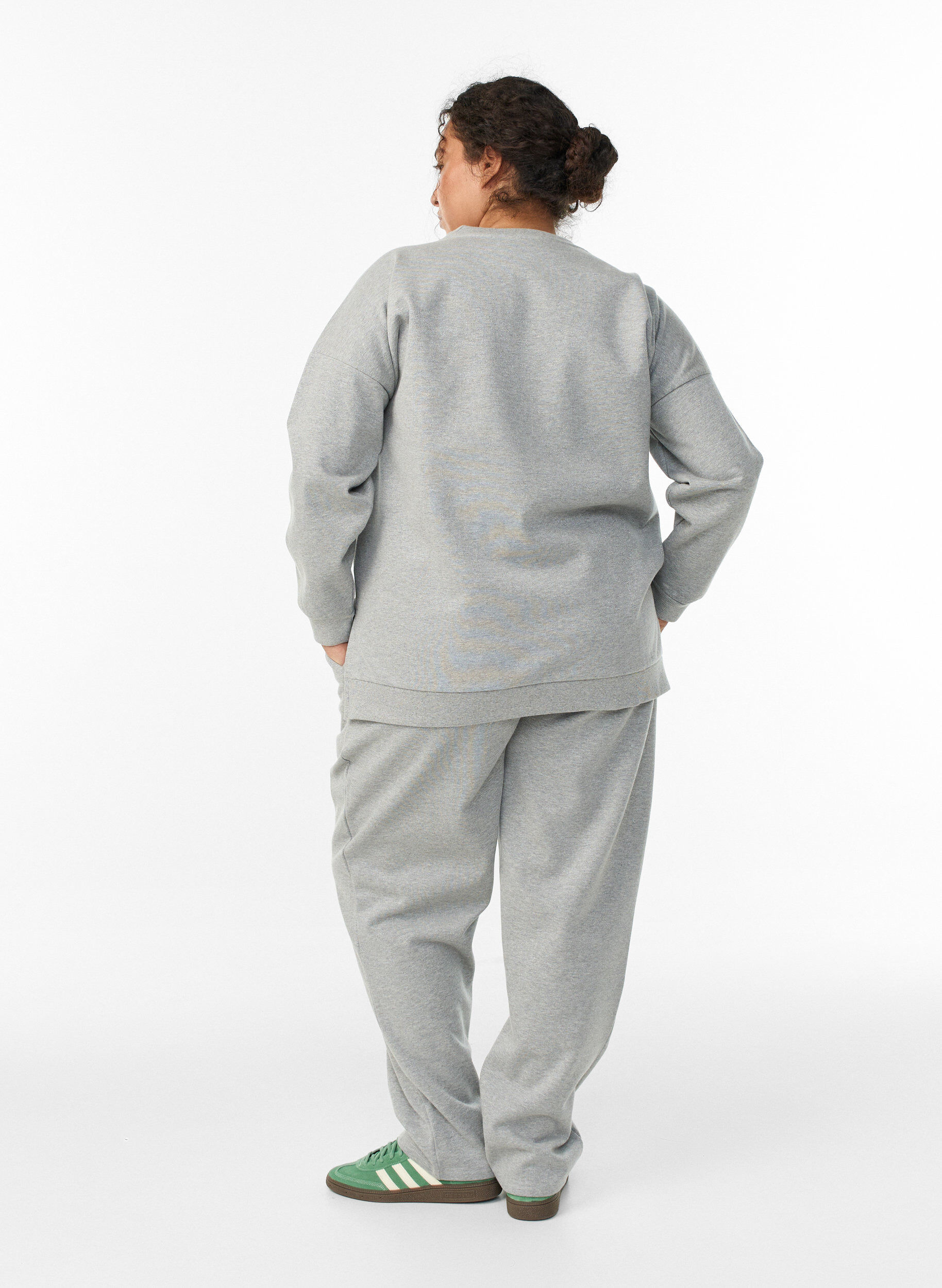 Zizzi Sweathose mit hoher Taille und Glitzerfaden, Grau, Model image number 1